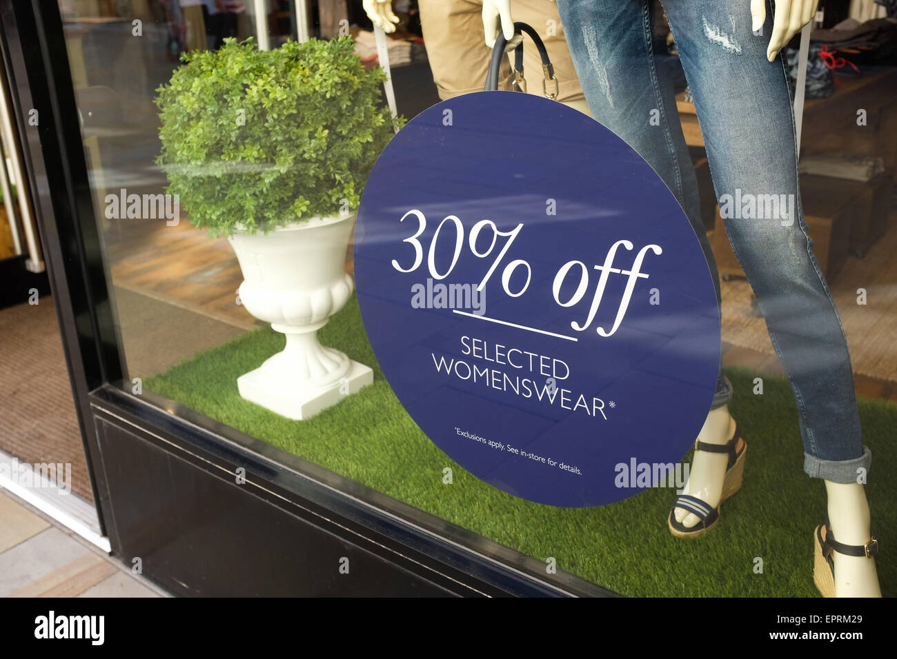 Ein Shop mit einem "Verkauf"-Schild. Stockfoto