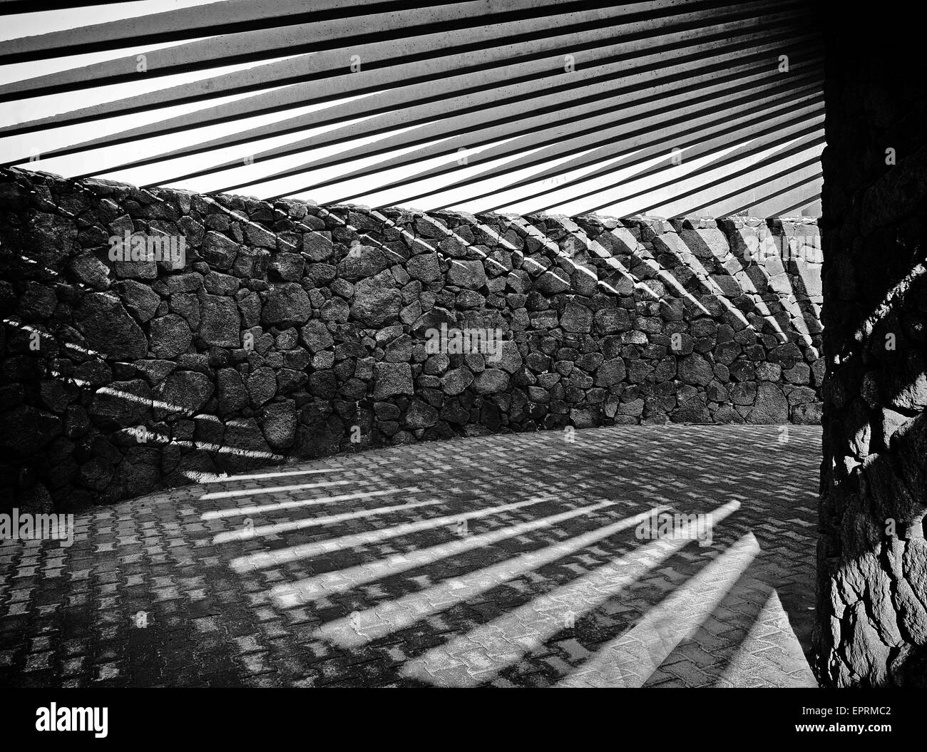 Architekturmuster geben einen starken strukturellen Auftritt in Monochrom Stockfoto