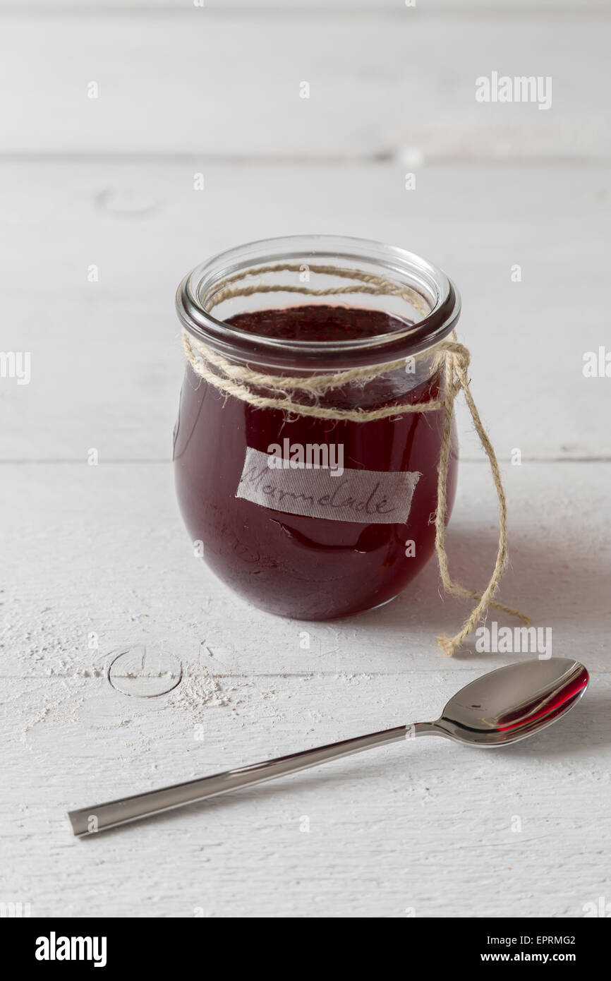 Johannisbeere Marmelade in ein Glas mit Kordel Stockfoto