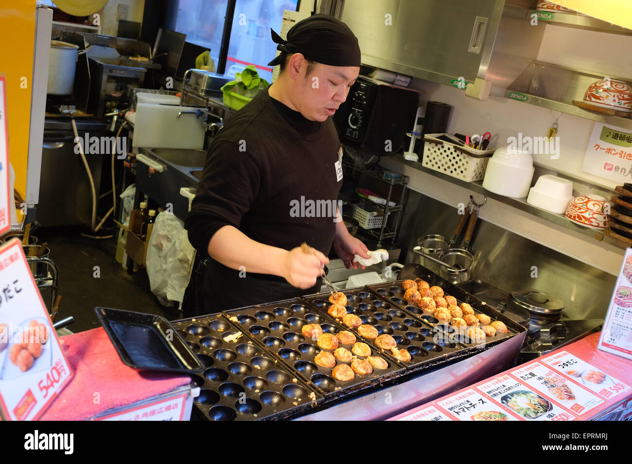 Ein Koch macht Takoyaki in Namba, Osaka, Japan. Stockfoto