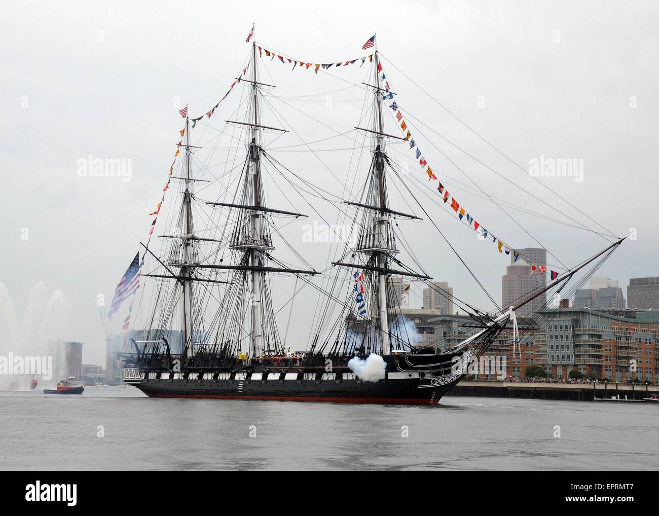 USS Constitution feuert 17 Salutschüsse während Independence Day feiern im Hafen von Boston 4. Juli 2014 in Boston, MA. Stockfoto