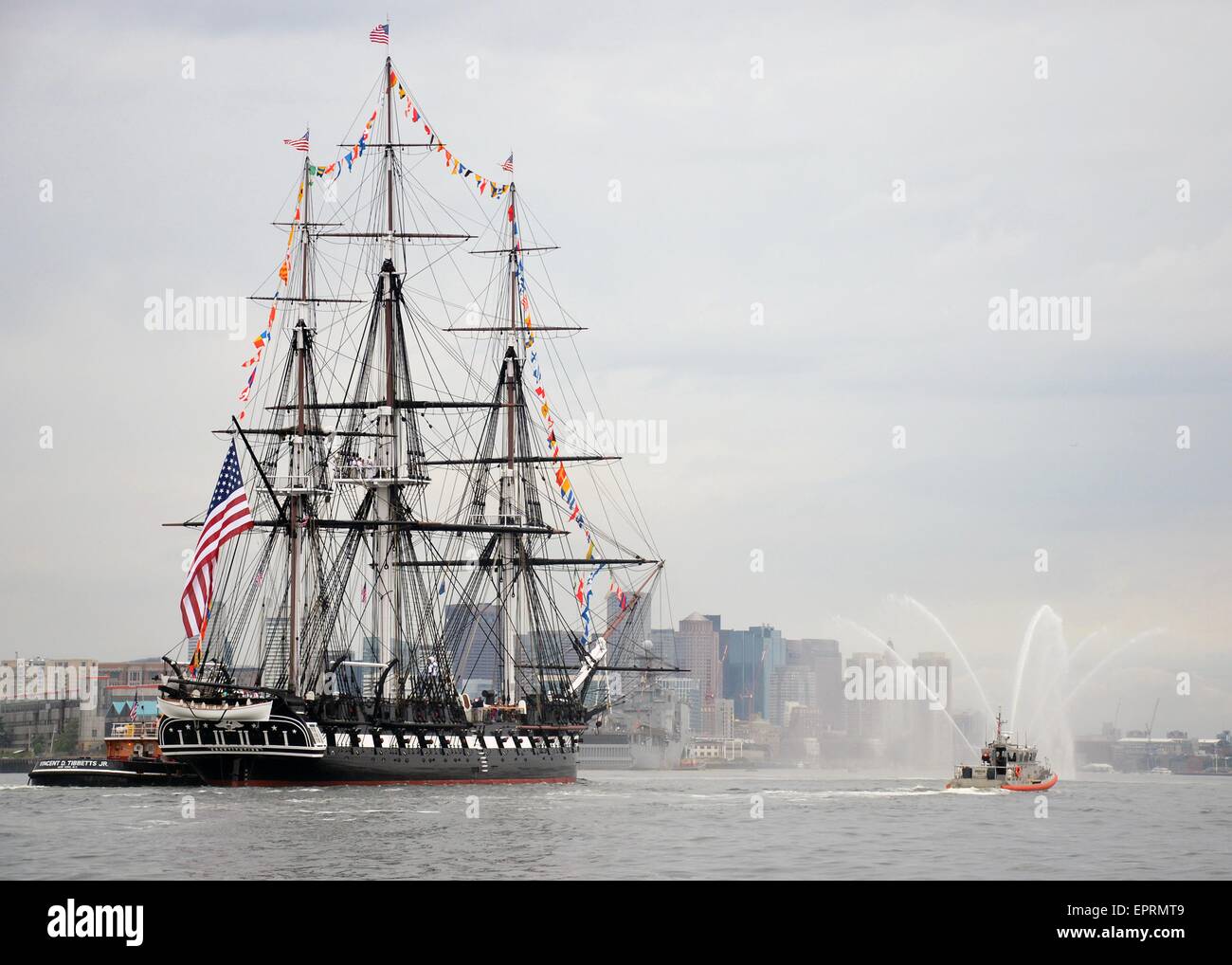 USS Constitution fährt während der Independence Day Feierlichkeiten in Boston Harbor 4. Juli 2014 in Boston, MA. Stockfoto