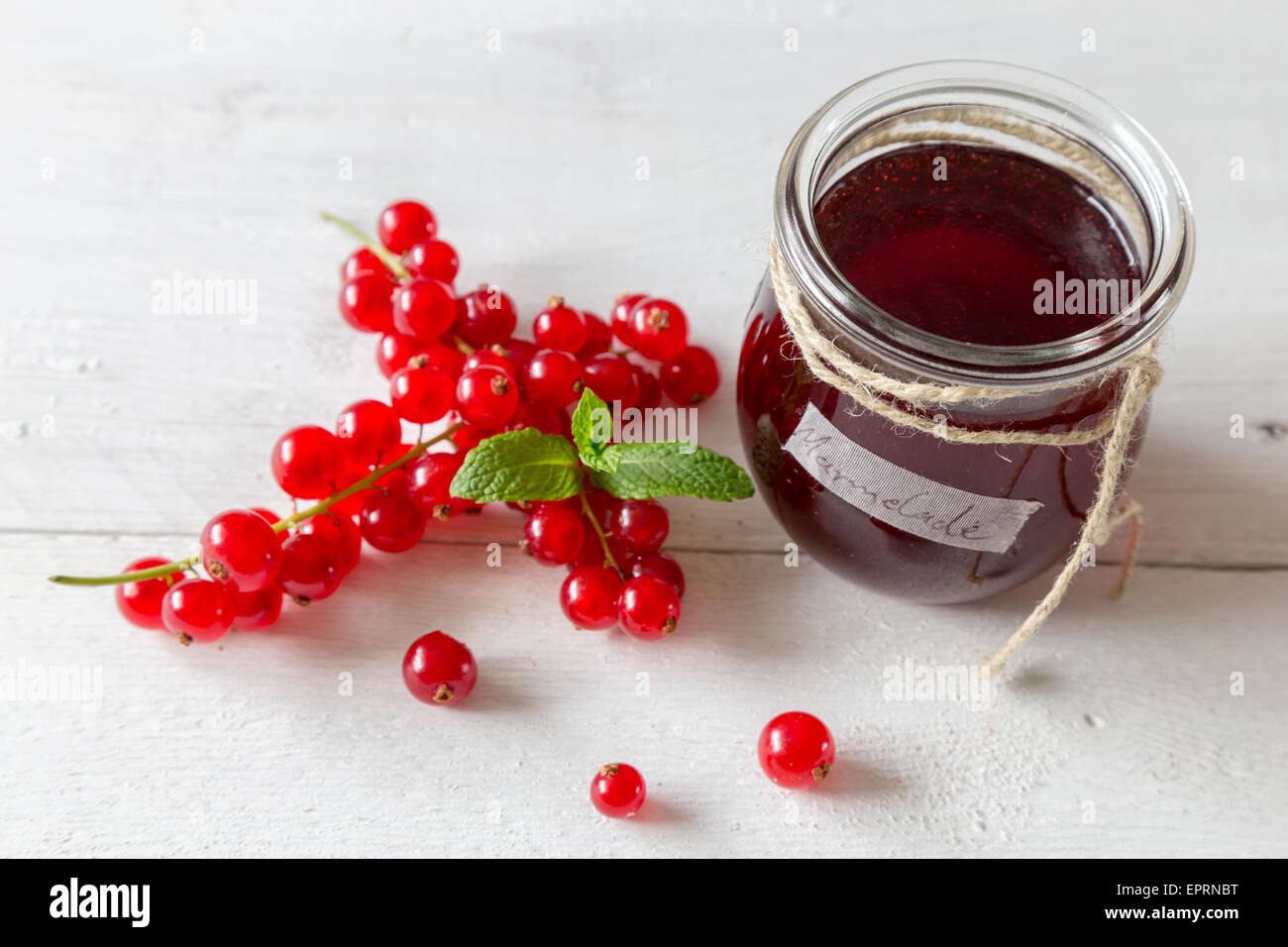 Johannisbeere Marmelade in ein Glas mit Kordel Stockfoto