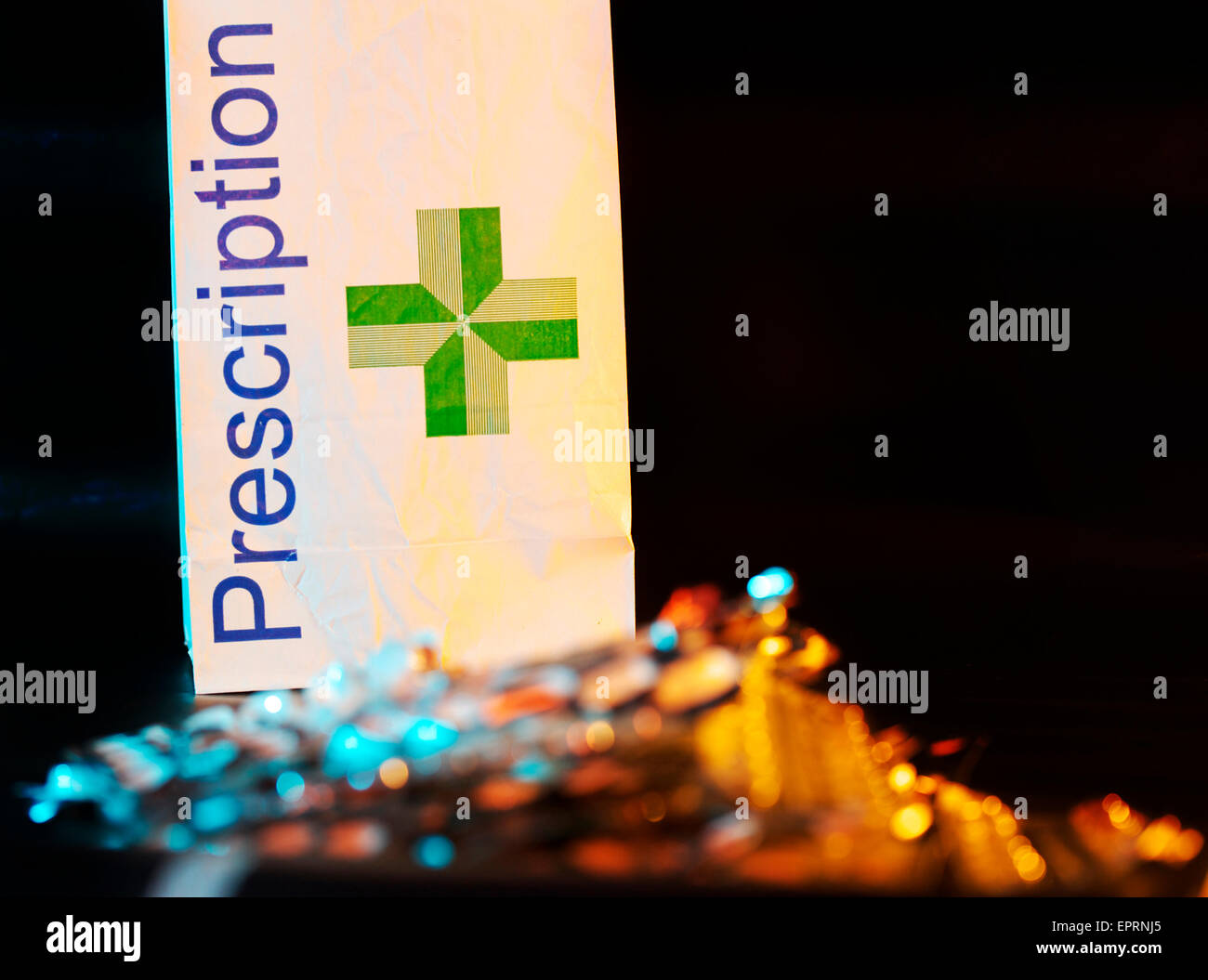 NHS Apotheke verschreibungspflichtige Papiertüte mit Folie Tablettenblister Pakete verpackt im Vordergrund Stockfoto