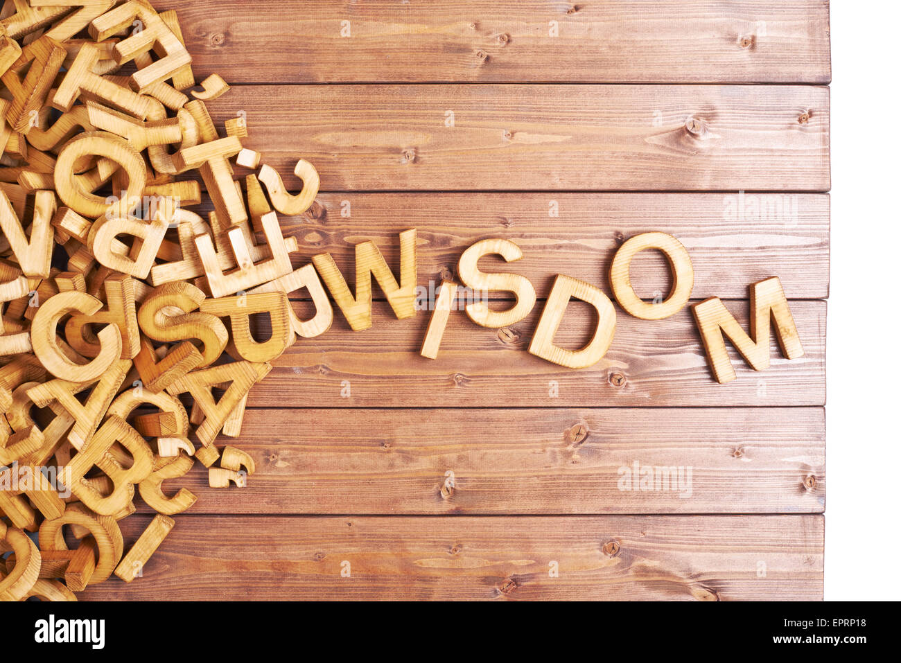 Wort-Weisheit, die mit Holzbuchstaben Stockfoto