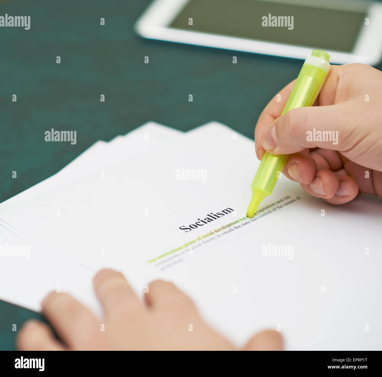 Markieren von Wörtern in der Definition eines Sozialismus Stockfoto