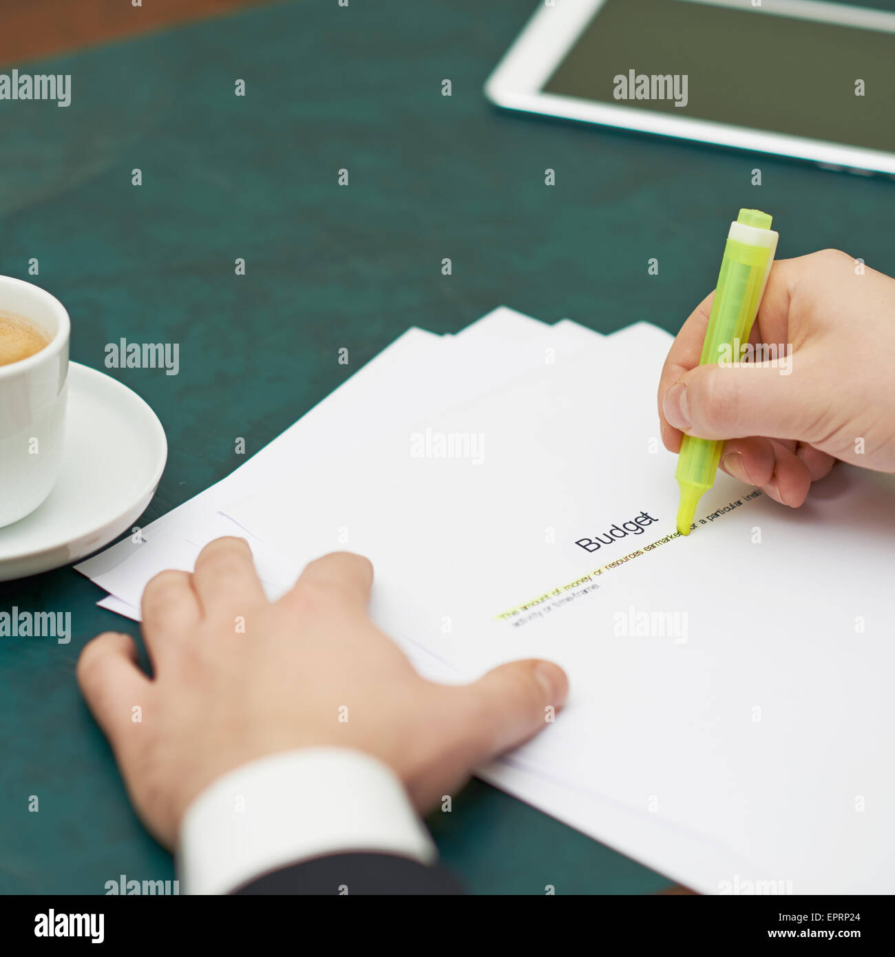 Markieren von Wörtern in einer Budget-definition Stockfoto