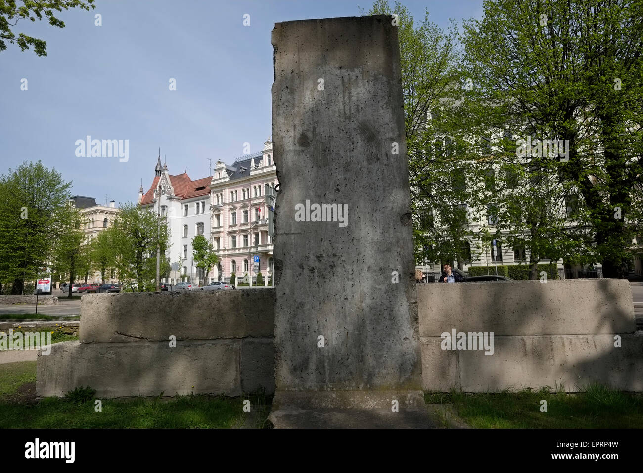 Ein Segment der Berliner Mauer platziert im Kronvalds Park vor der ehemaligen kommunistischen Zentralkomitee Gebäude in der Stadt Riga Hauptstadt der Republik Lettland Stockfoto