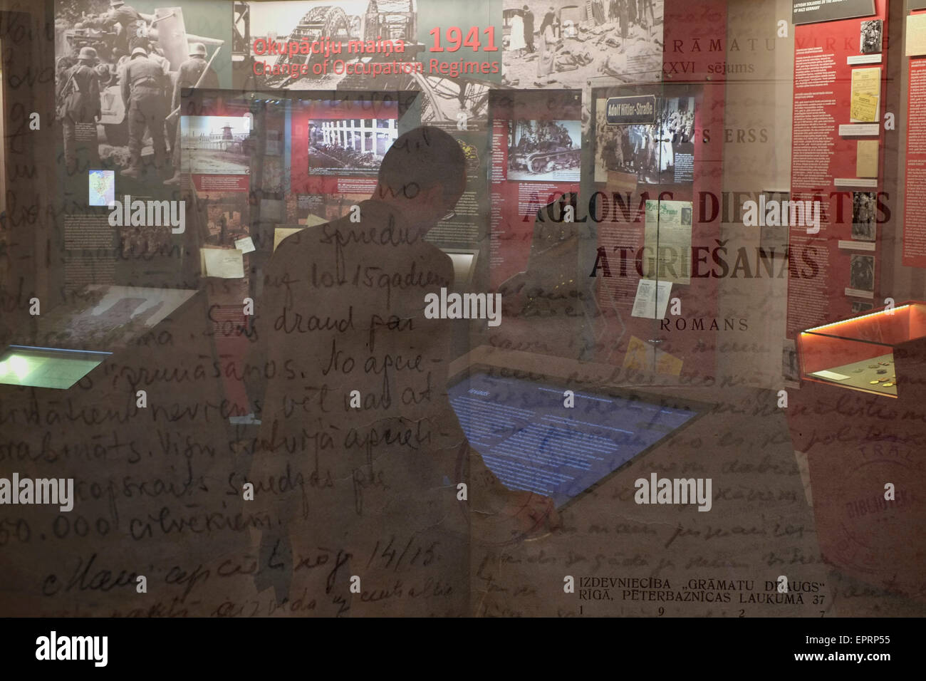 Ein Besucher im Museum der Besetzung Lettlands eine historische
