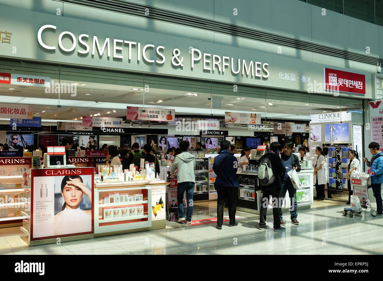 Ein Shop, Verkauf von Kosmetika und Parfums bei Incheon Airport in Seoul, South Korea. Stockfoto