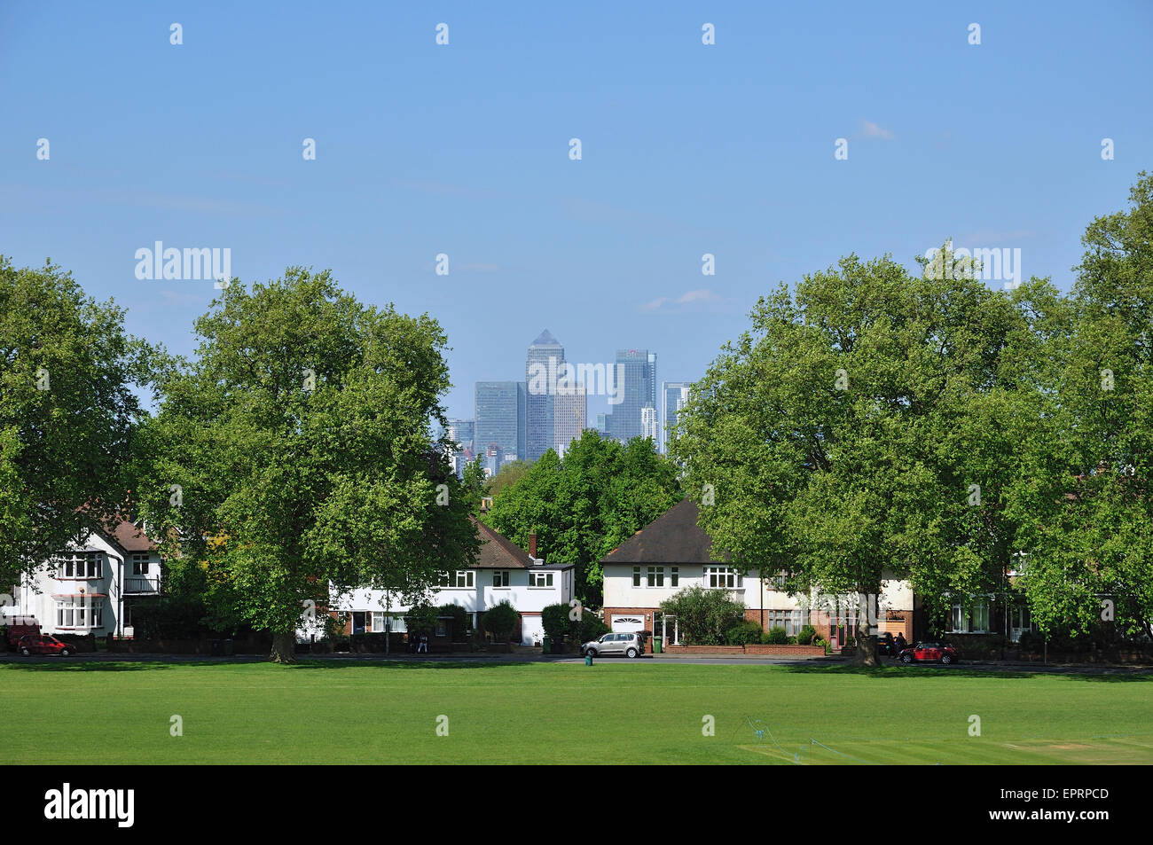 Hilly Fields Park, Lewisham, South East London, UK, Blick in Richtung Canary Wharf Stockfoto
