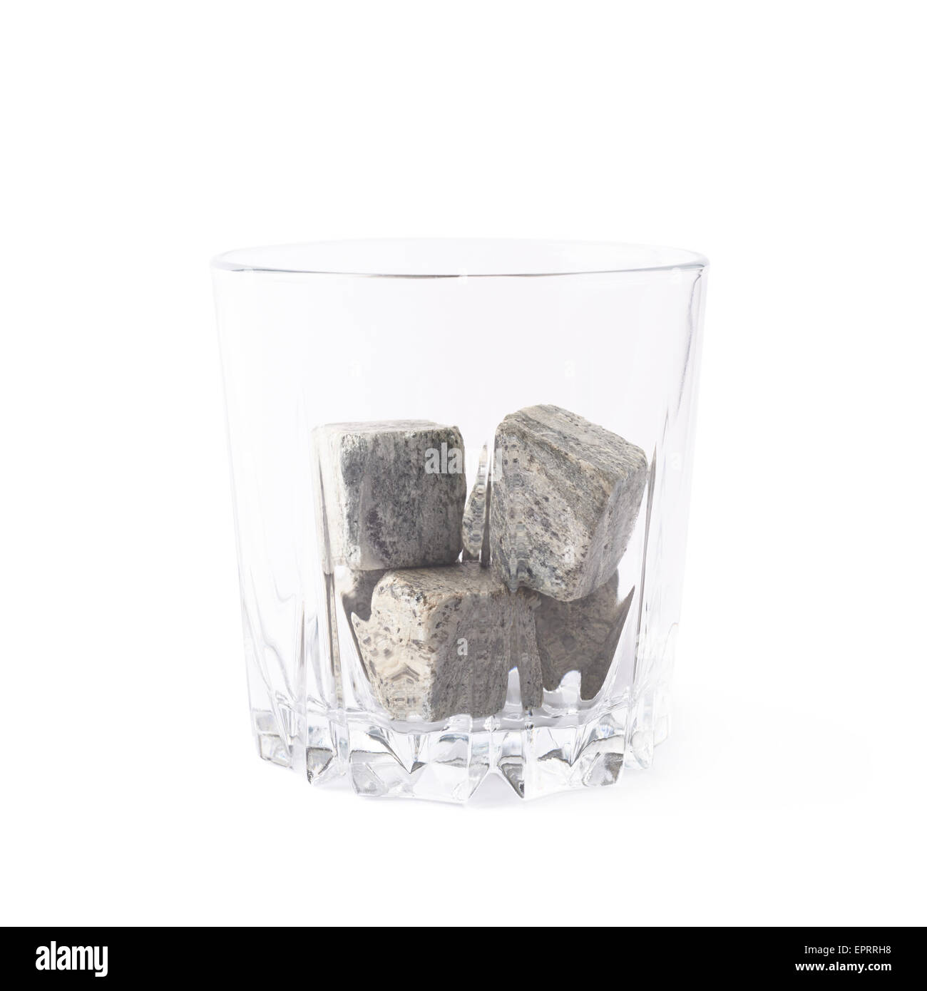 Leere Becher gefüllt mit Steinen Stockfoto