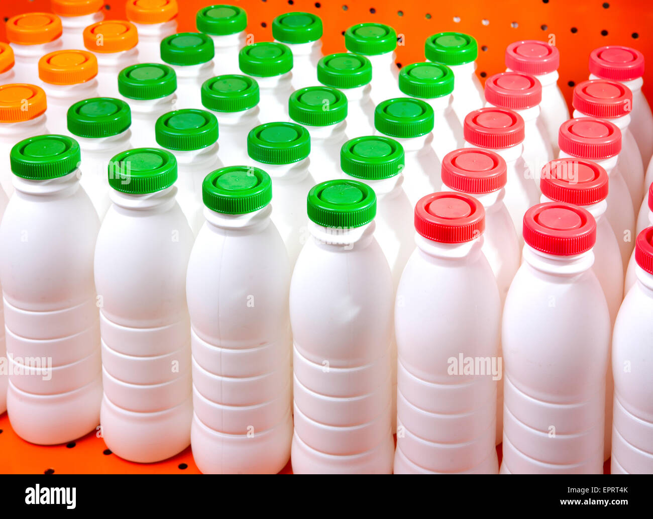 Milchprodukte-Flaschen mit hellen Bezügen auf einem Regal im shop Stockfoto
