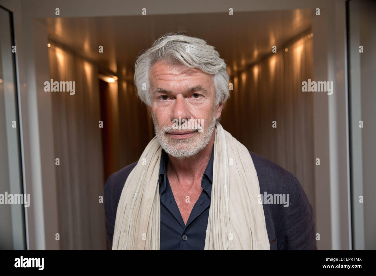 Berlin, Deutschland. 21. Mai 2015. Chris Dercon, Direktor der Tate Modern in London, fotografiert während einer Pressekonferenz auf der Zeremonie für die "Ambassador of Conscience Award" am Potsdamer Platz in Berlin, Deutschland, 21. Mai 2015. Die Auszeichnung erhalten heute Abend Volksmusiker Joan Baez und chinesische Künstler Ai Weiwei. Foto: Jörg CARSTENSEN/Dpa/Alamy Live News Stockfoto