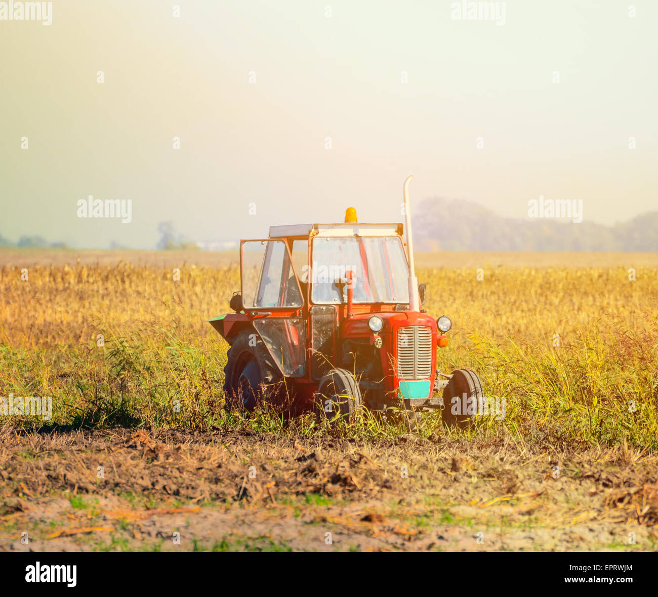 Traktor im Feld Stockfoto