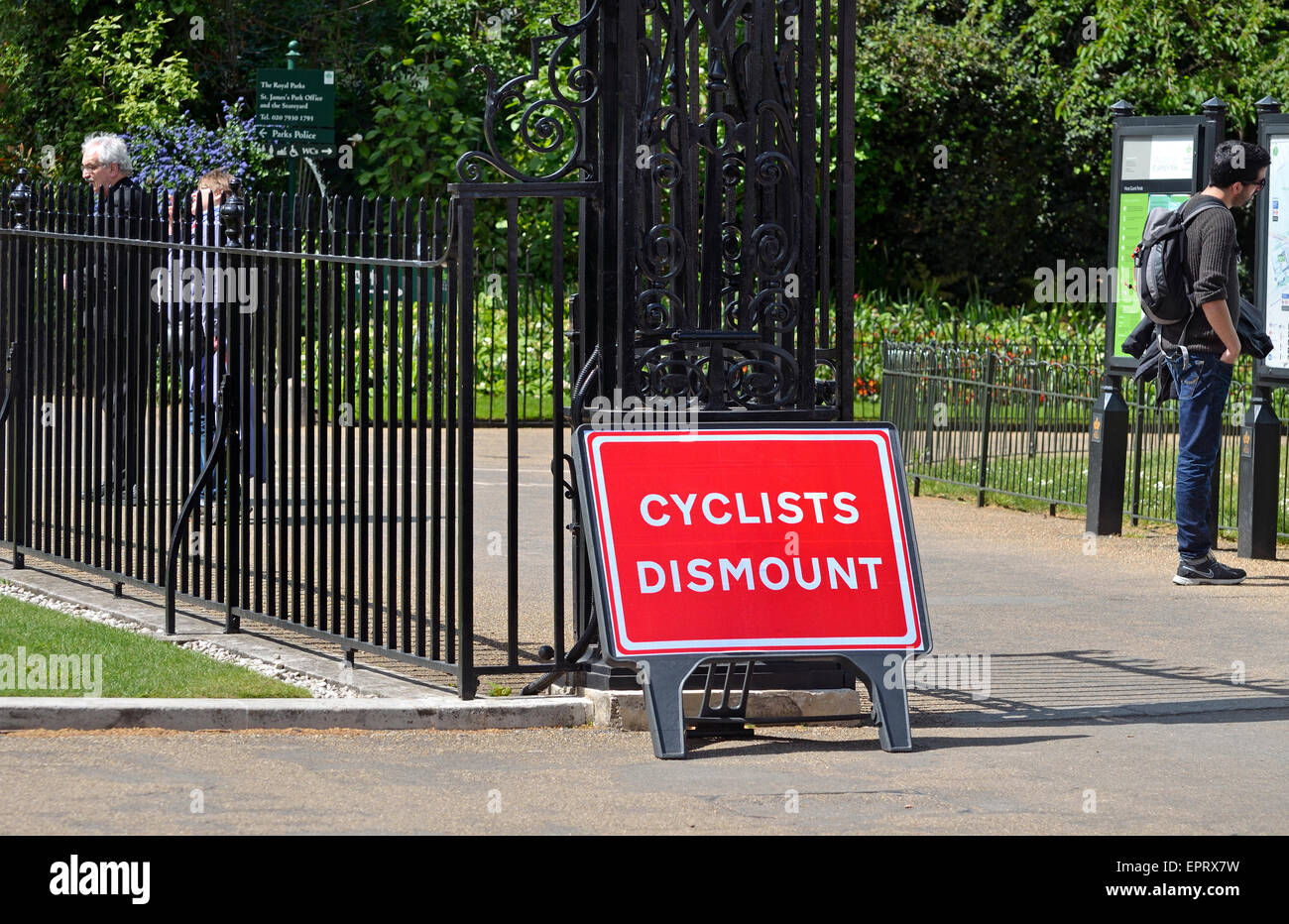 London, England, Vereinigtes Königreich. "Radfahrer absteigen" Schild am Eingang zum St James Park Stockfoto