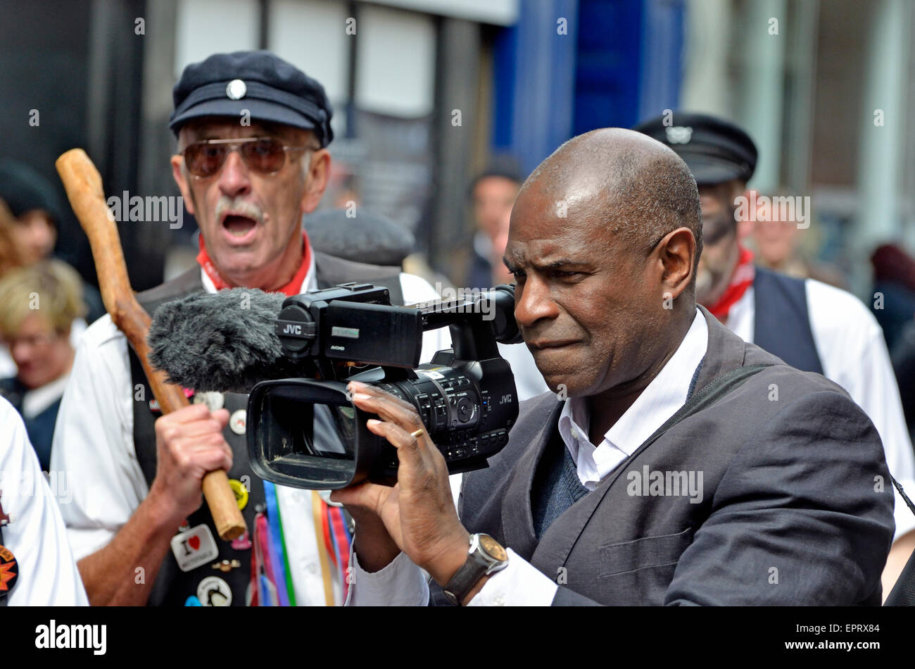 Ian Palmer, BBC South East News Journalist, Dreharbeiten zu seinem eigenen Bericht auf dem Rochester fegt Festival 2015 Stockfoto