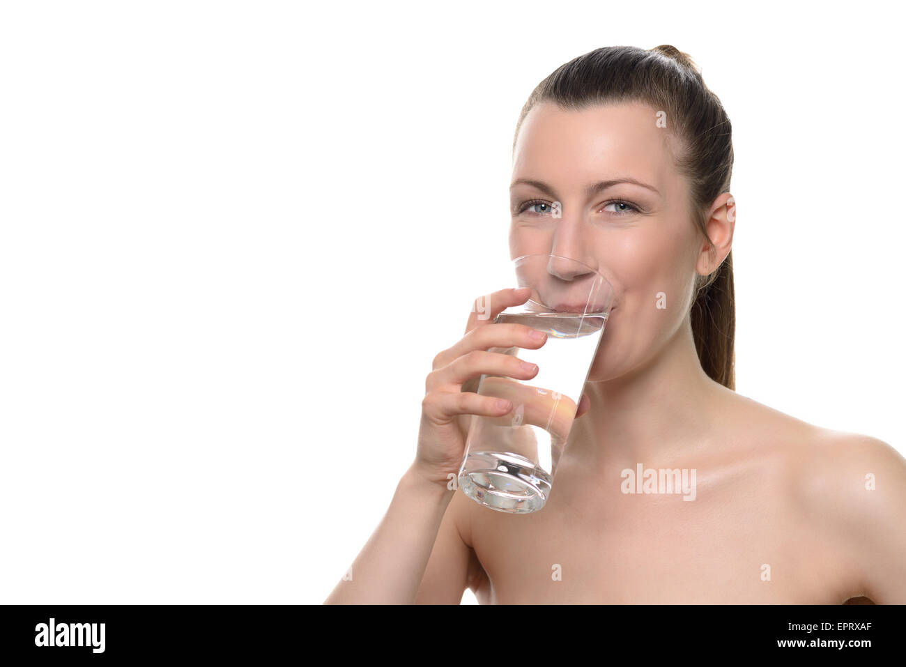 Ein Glas von Wasser während schaut in die Kamera Lächeln ziemlich gesunde Frau trinken, isoliert auf weiss Stockfoto