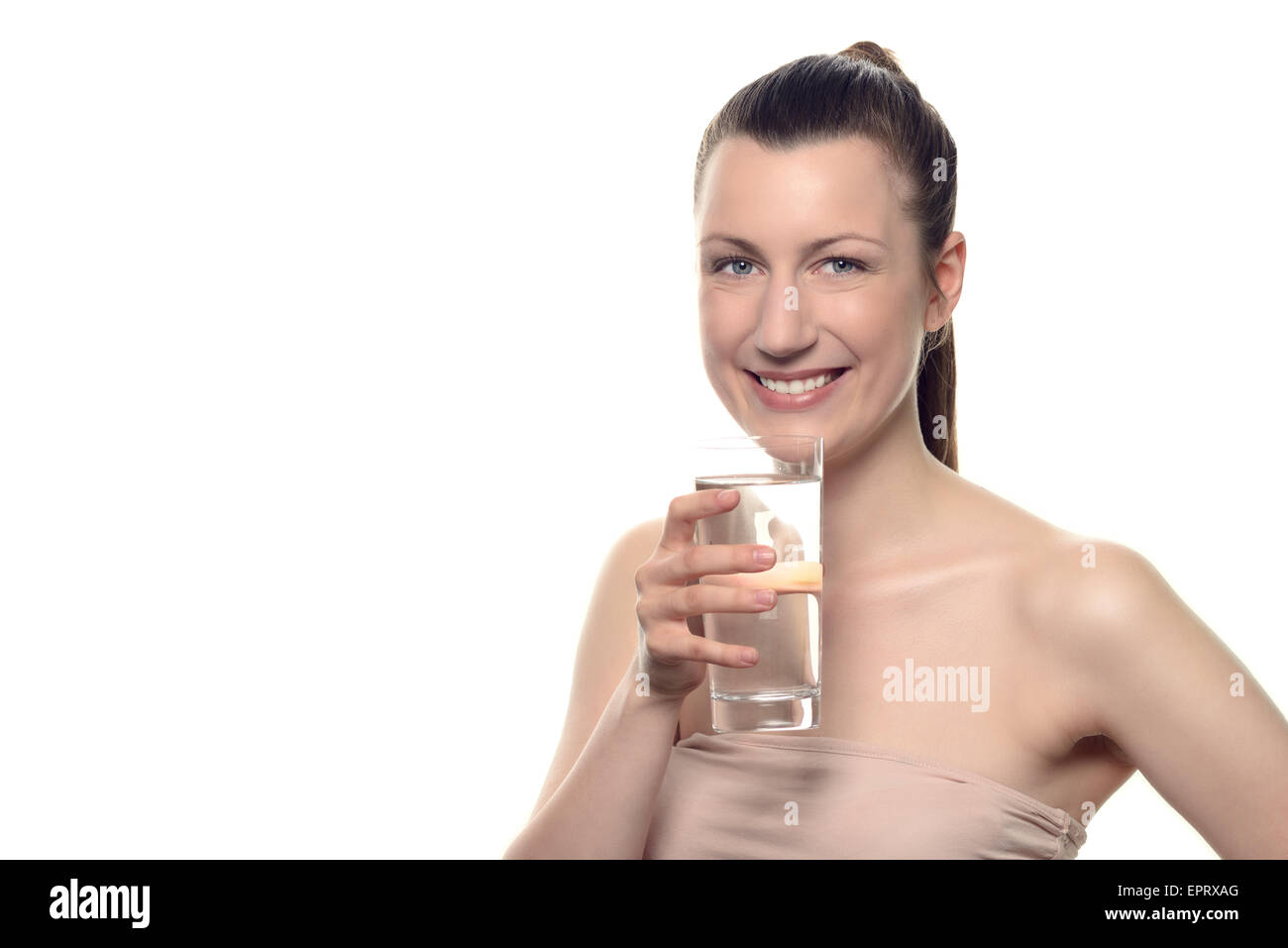 Hübsche junge Frau tragen Tube Tops, mit einem Glas ein Trinkwasser während lächelnd in die Kamera, isoliert auf weiss Stockfoto