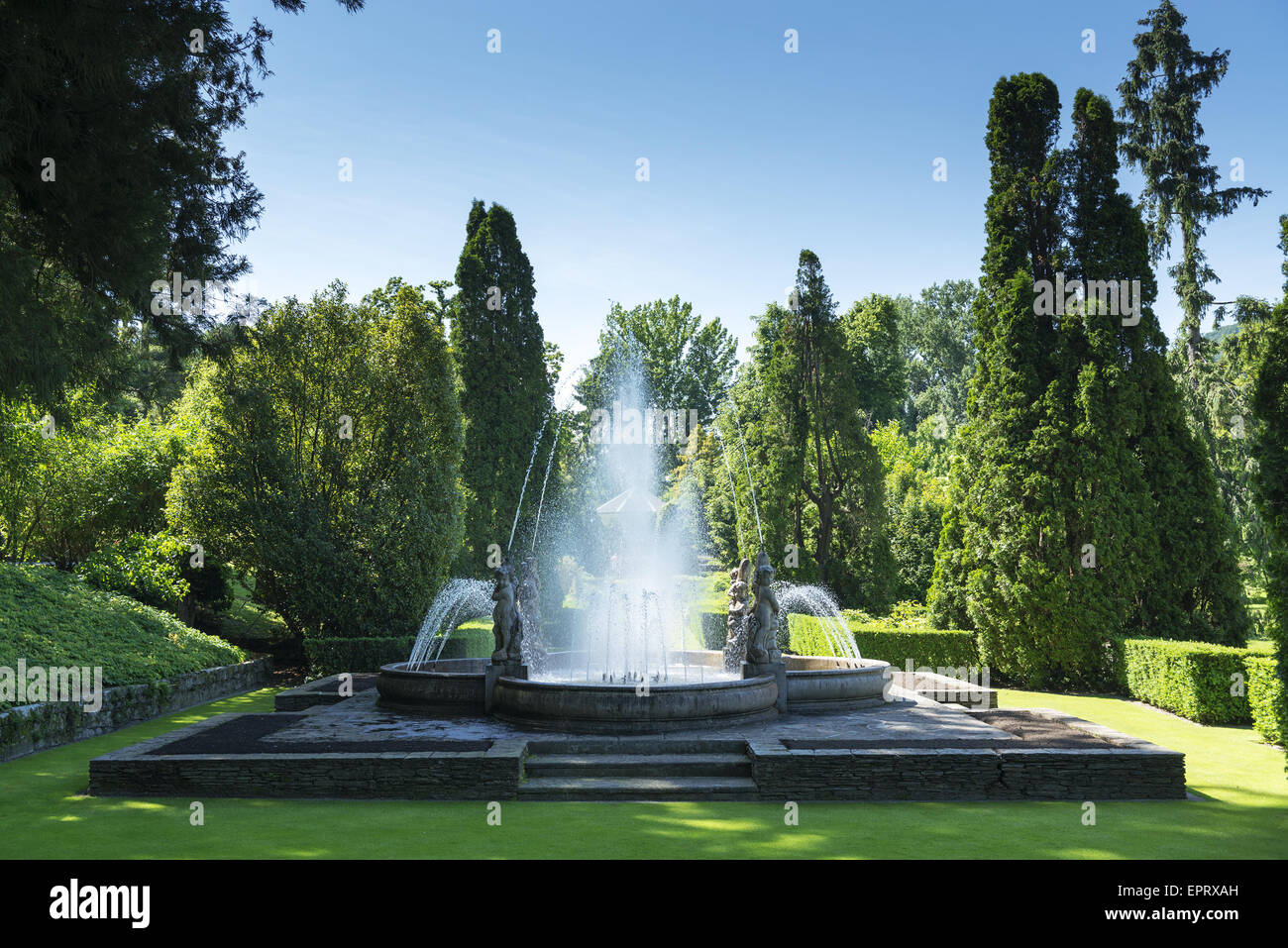 Brunnen und Wiese in einem Park, Frühling Stockfoto