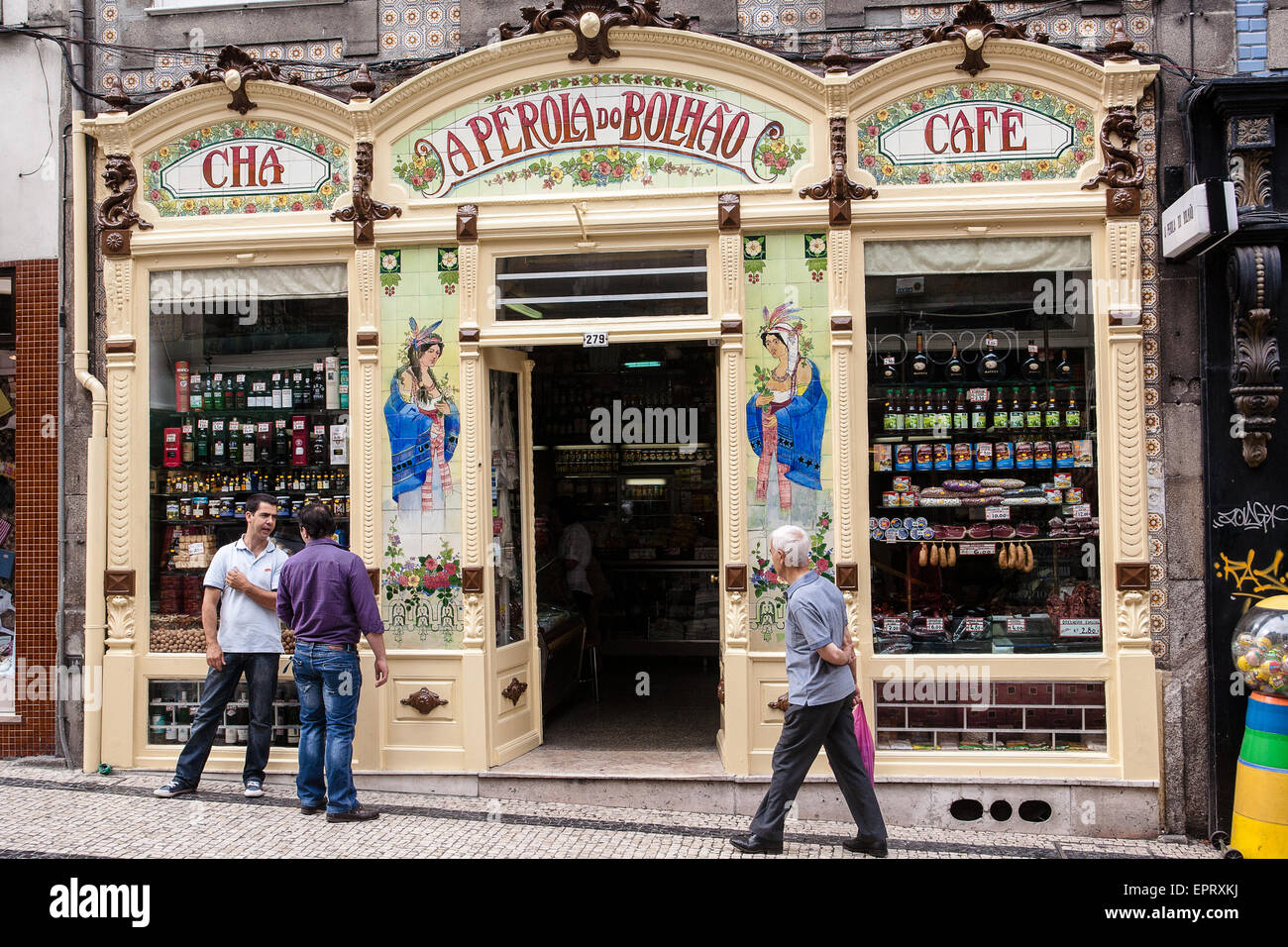 Reich verzierte Ladenfront in diesem Feinkost, Wein-Shop in der Nähe von  Bolhao Markt im Zentrum von Porto. Porto, Portugal. © Paul Quayle / A  Stockfotografie - Alamy