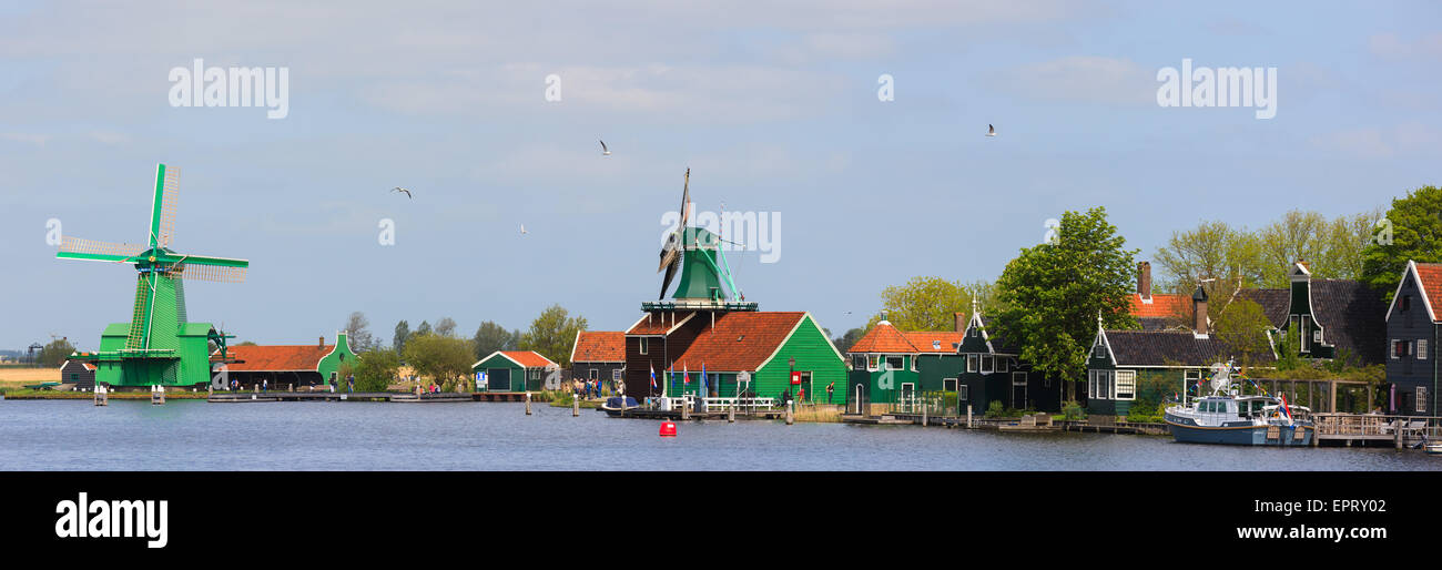 Auf der Zaanse Schans, holländische Windmühlen entlang des Flusses De Zaan nördlich von Amsterdam, Niederlande. Stockfoto