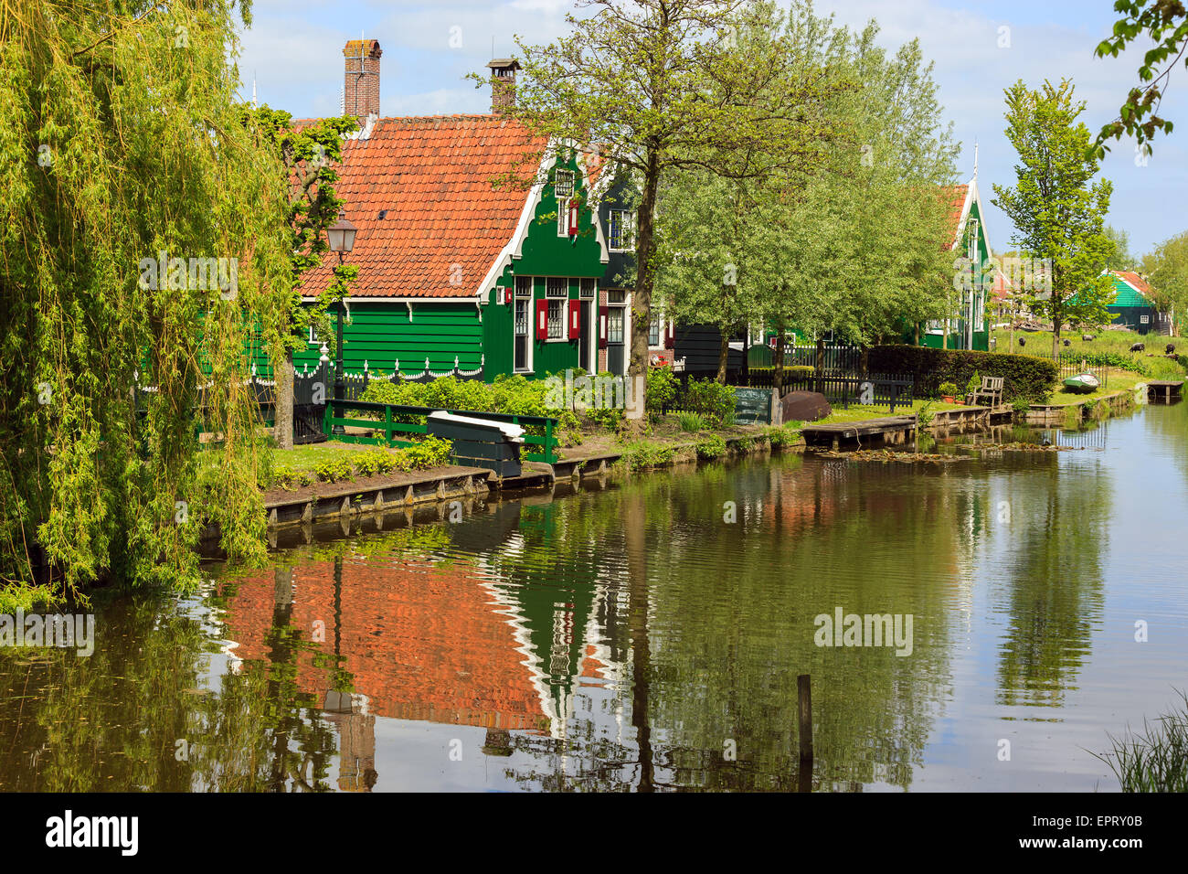 Auf der Zaanse Schans, holländische Windmühlen entlang des Flusses De Zaan nördlich von Amsterdam, Niederlande. Stockfoto