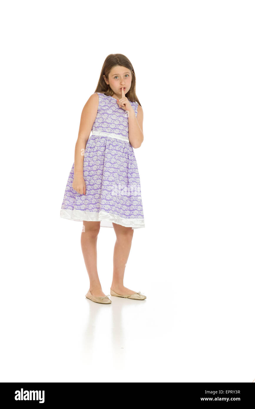 Modell auf einfarbigen Hintergrund im Studio Finger auf die Lippen mit geheimen isoliert Stockfoto