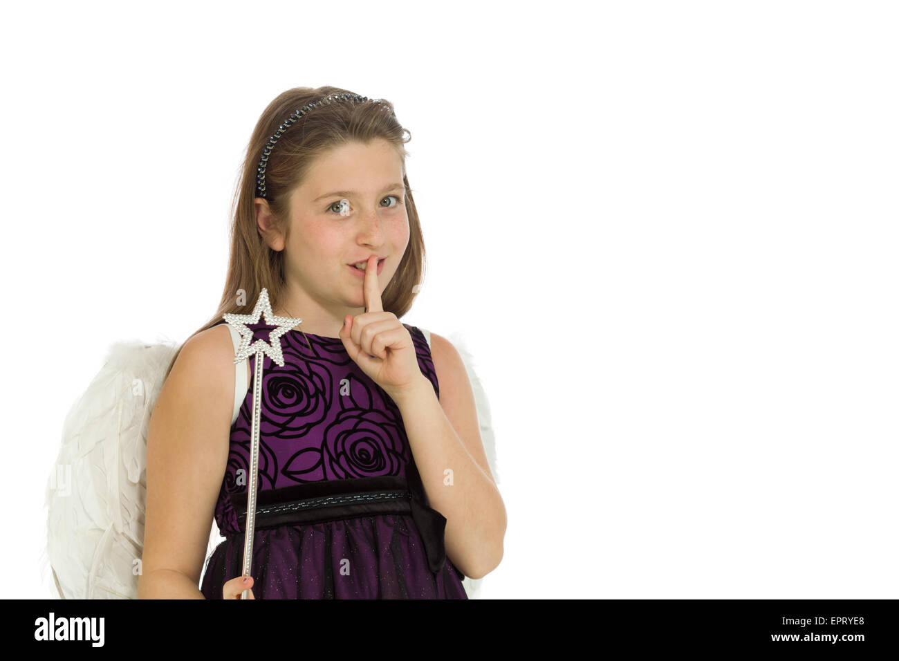 Modell auf einfarbigen Hintergrund im Studio Finger auf die Lippen mit geheimen isoliert Stockfoto