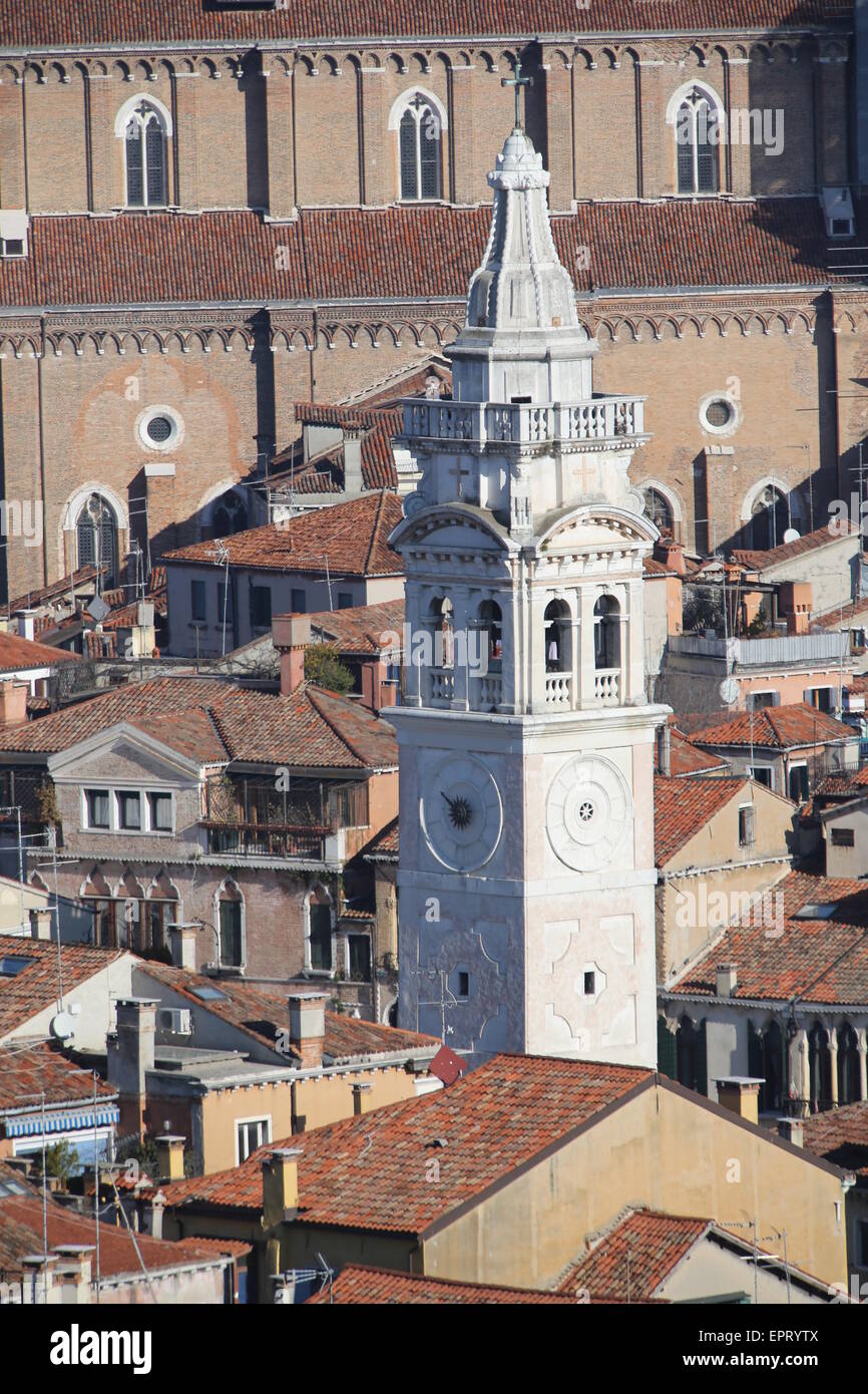 Weiße Glockenturm Turm der Kirche St. Maria in Venedig in Italien Stockfoto