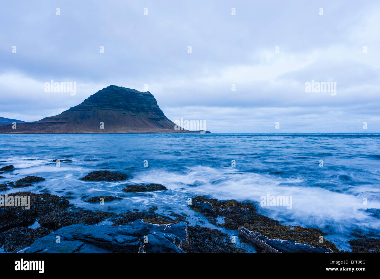 Küste des Ozeans in den frühen Morgenstunden. Langzeitbelichtung, Grundarfjordur, Island, Kirkjufell Stockfoto