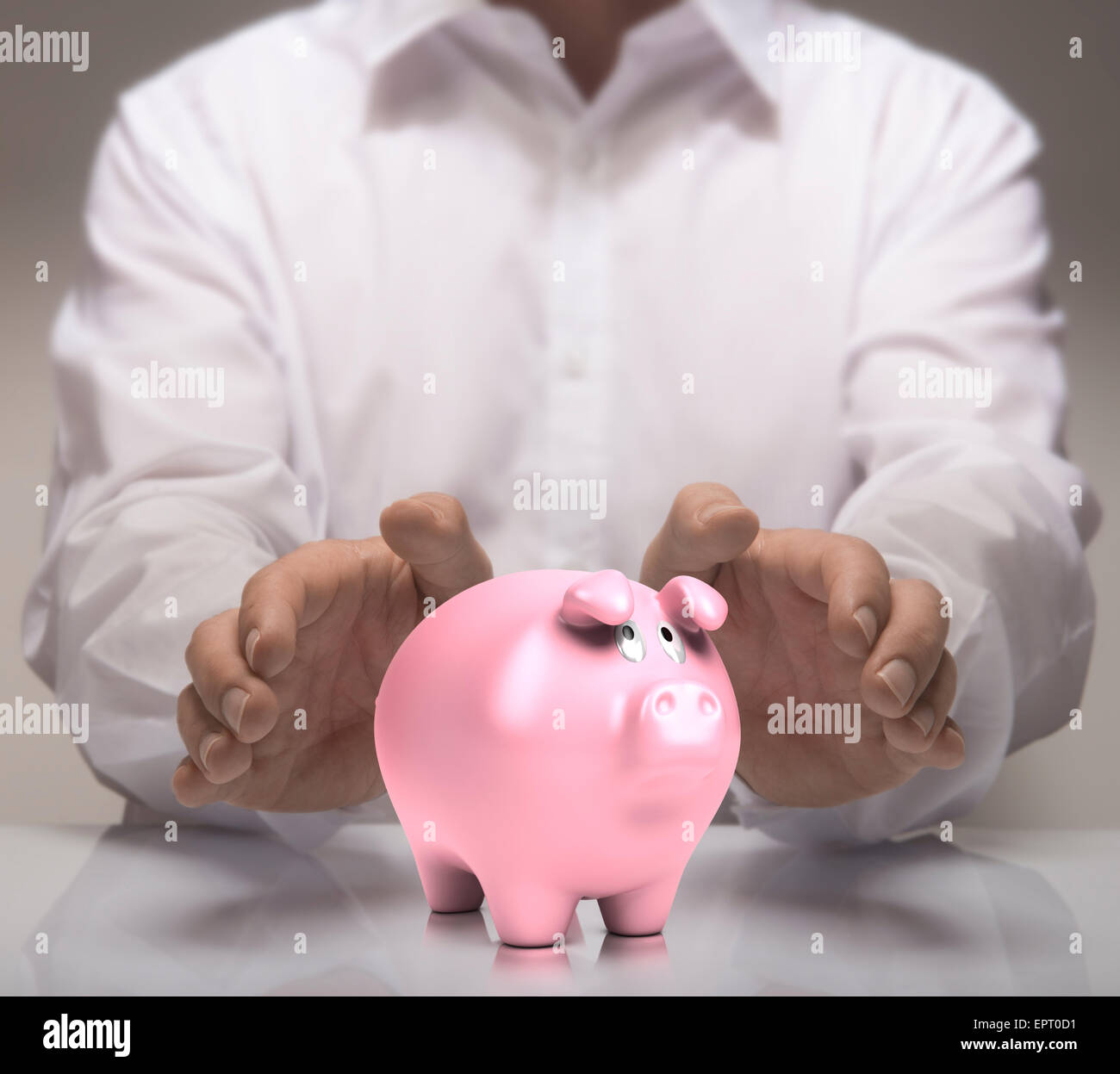 Man Hände schützen Sparschwein. Finanzen Konzept Abbildung: Einsparungen oder gute Bonität. Stockfoto