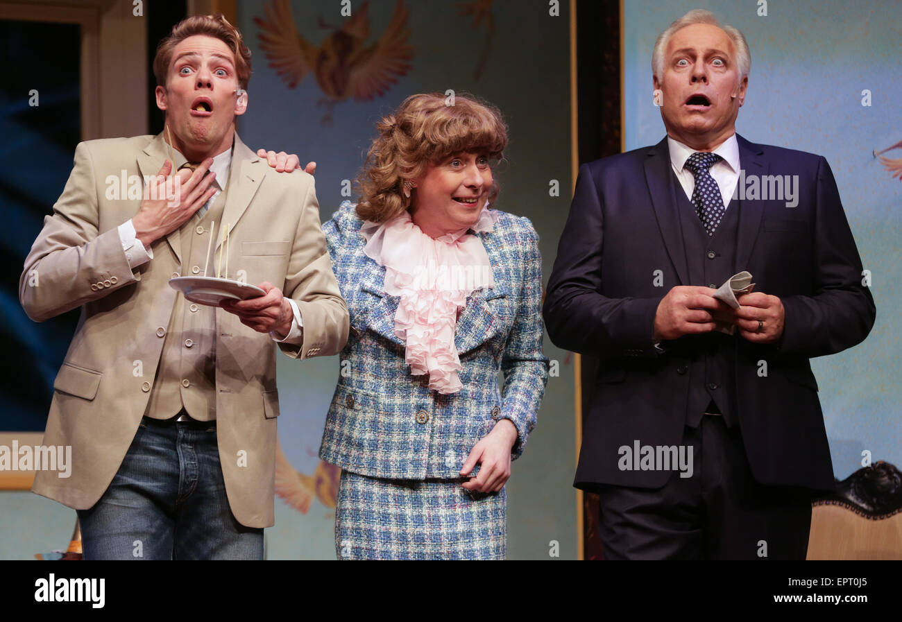 Hamburg, Deutschland. 21. Mai 2015. Schauspieler Christian Richard Bauer (als Georgs Sohn Jan-Michael, L-R), führen Erkki Hopf (als Zaza/Alwin) und Hardy Rudolz (als Georg) während einer Foto-Probe des Werkes "Dat Narrenhuus" (La Cage Aux Folles) am Ohnsorg Theater in Hamburg, Deutschland, 21. Mai 2015. Das Musical wird am 24. Mai premiere. Foto: AXEL HEIMKEN/Dpa/Alamy Live News Stockfoto