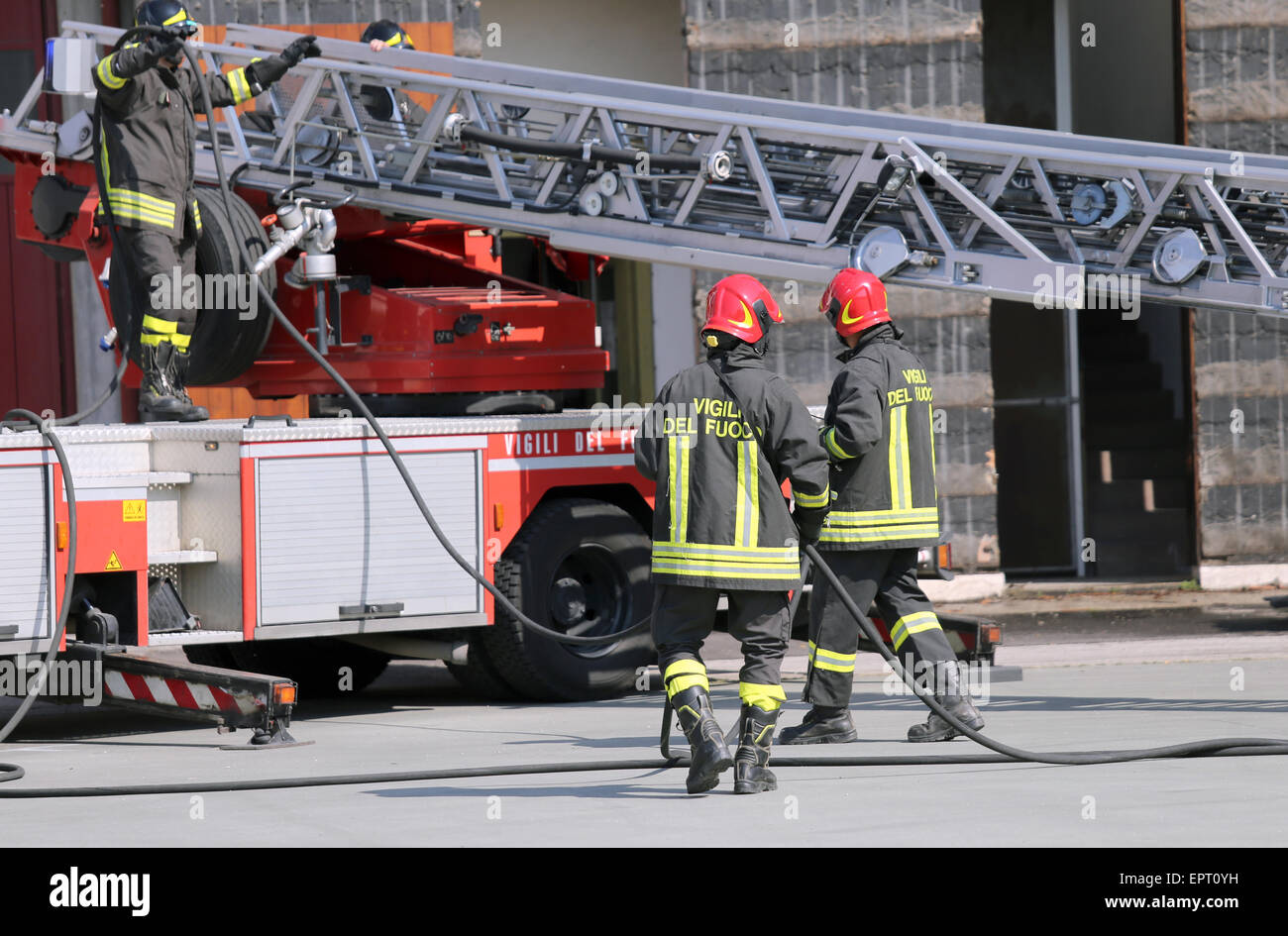 Feuerwehr im Notfall mit Schutzanzügen und Helme Stockfoto