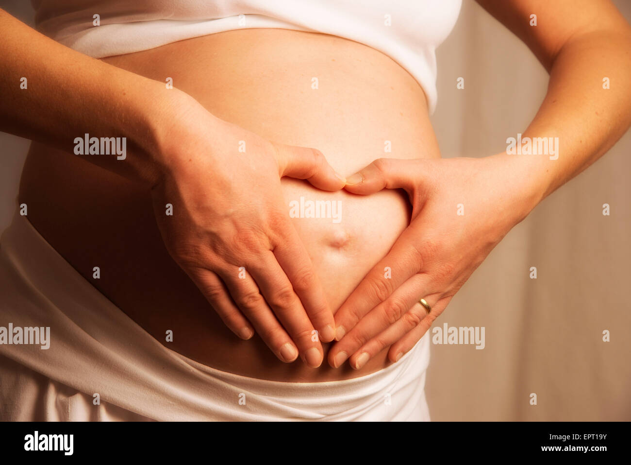 Nahaufnahme von einem Baby-Bauch mit Hand in Hand wie ein Herz Stockfoto