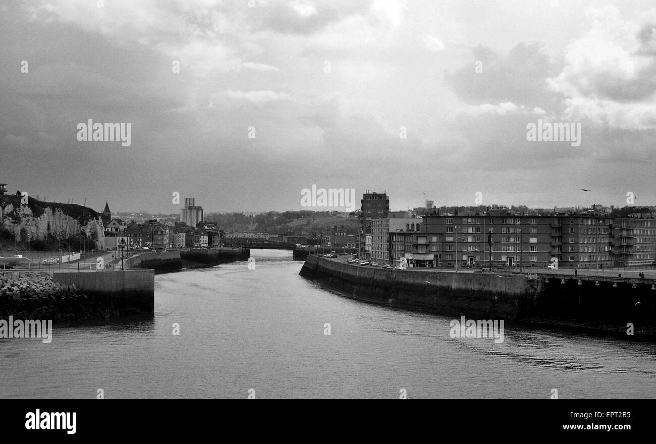 AJAXNETPHOTO. DIEPPE, FRANKREICH. -PORT - GESEHEN VON SEAWARD, EINGANG ZUM HAFEN UND STADT AN DER NORDKÜSTE GELEGEN.  FOTO: JONATHAN EASTLAND/AJAX REF: 3573 14 2 Stockfoto