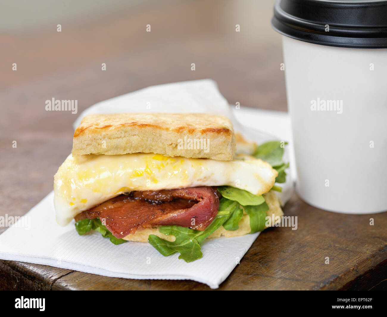 Speck und Ei Frühstück Sandwich mit Take away Kaffee, Studio Shot Stockfoto