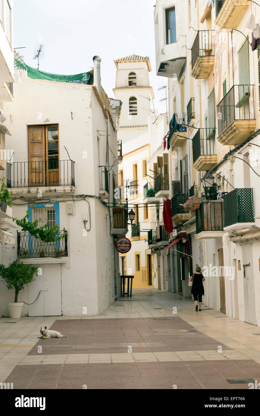 IBIZA, Spanien – 13. Mai 2015: Ibiza Altstadt. Einer malerischen Straße der Altstadt von Ibiza, mit seinen weiß getünchten Häusern und Balko Stockfoto