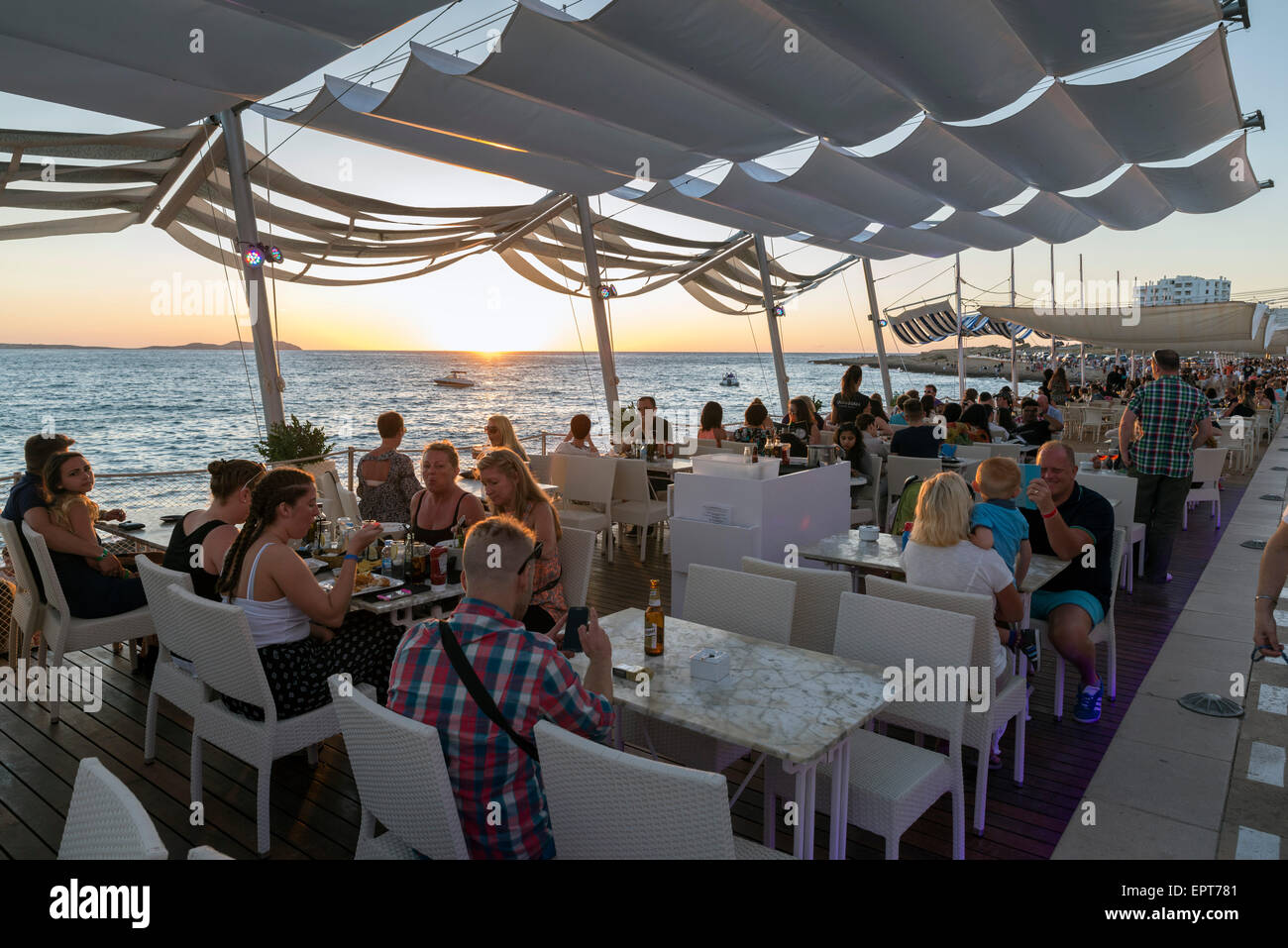 SAN ANTONI DE PORTMANY, IBIZA - 15. Mai 2015: Bekanntschaften in Bars Küste zu sehen, den berühmten Sonnenuntergang und Spaß Stockfoto