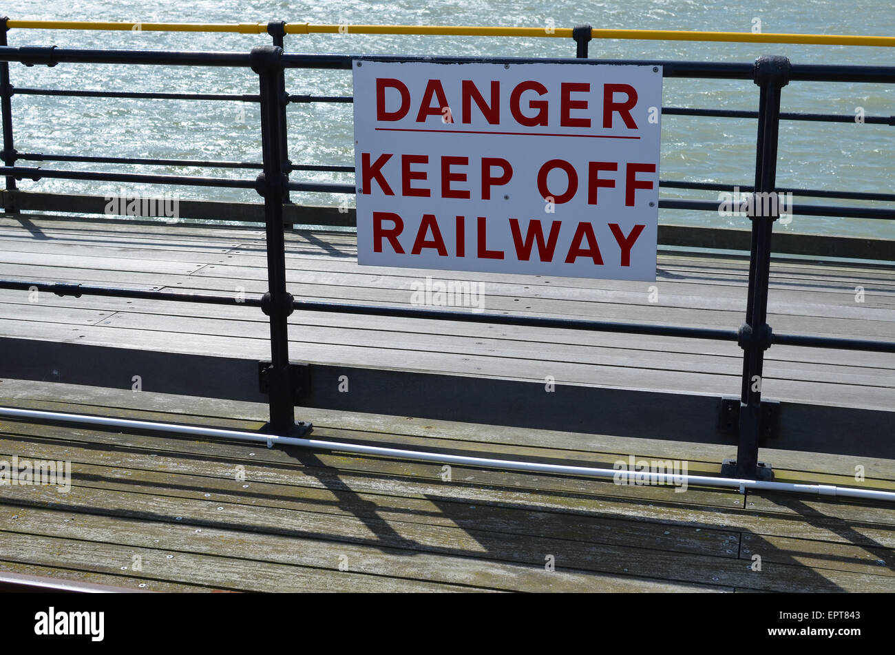 Gefahr halten Sie ab Bahnhof anmelden Southend Pier in Essex, England. Stockfoto