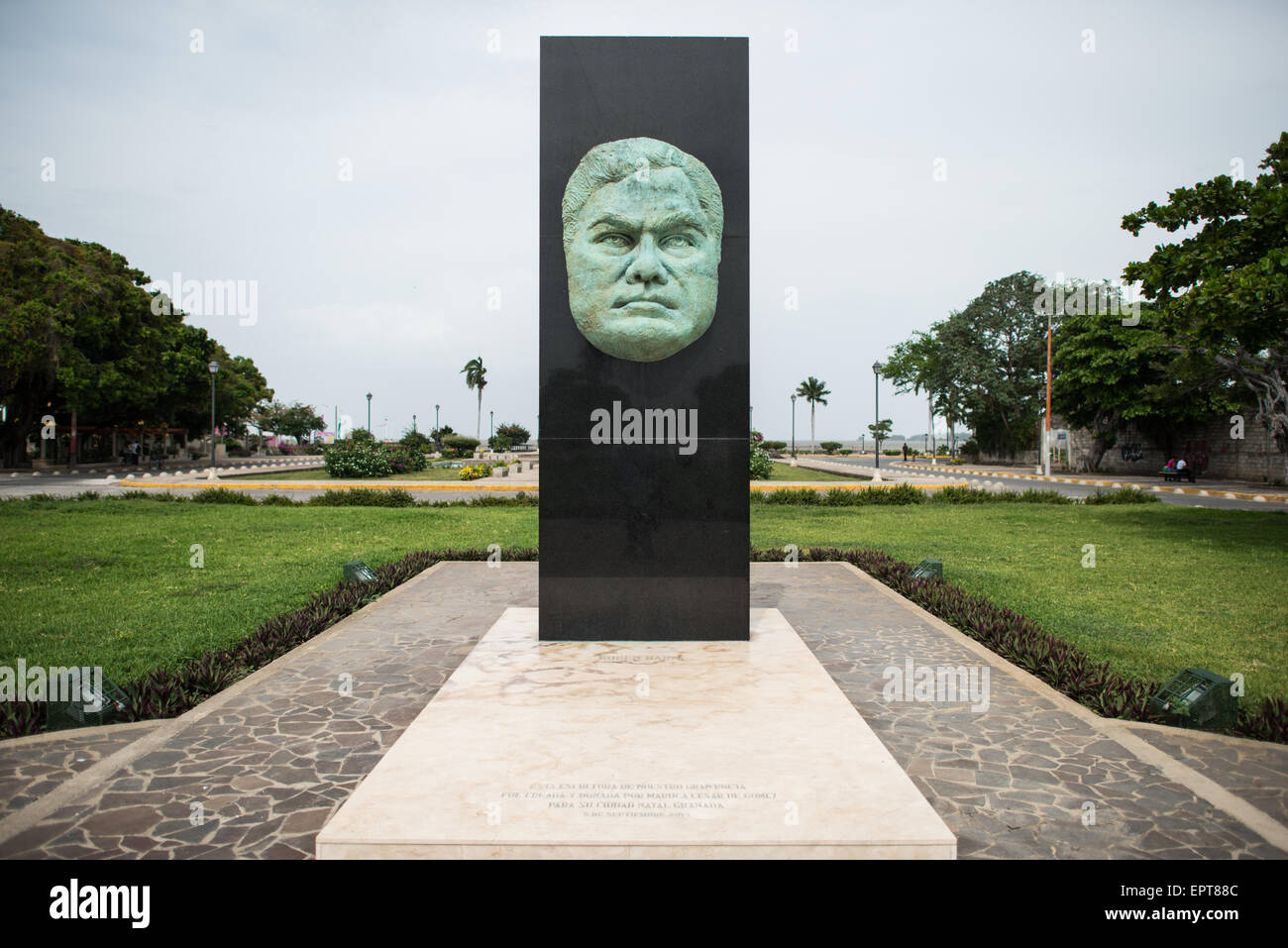 Rubén Darío Monument Granada Nicaragua // GRANADA, Nicaragua — Ein Monument aus schwarzem Granit mit dem Gesicht von Rubén Darío, Nicaraguas berühmtem Nationaldichter und Vater der modernen literarischen Bewegung, steht in der Nähe der Calle La Calzada in Granada. Die Gedenkstätte mit dem in Stein eingravierten Porträt von Darío ehrt den einflussreichen Schriftsteller, der die spanischsprachige Literatur im späten 19. Und frühen 20. Jahrhundert revolutionierte. Das Denkmal befindet sich an der beliebten Fußgängerstraße, die zum Ufer des Nicaragua-Sees (Cocibolca-See) führt. Stockfoto