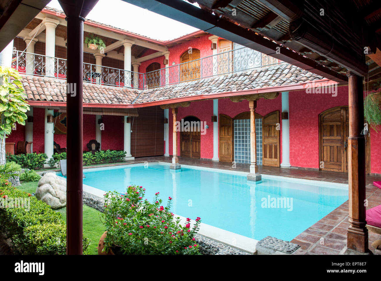 Hotel Casa Del Consulado Granada Nicaragua // GRANADA, Nicaragua — das Hotel Casa del Consulado, ein restauriertes Gebäude aus der Kolonialzeit, befindet sich im historischen Zentrum von Granada. Das Boutique-Hotel, das aus einem ehemaligen Konsulat umgebaut wurde, zeigt traditionelle nicaraguanische Architektur und bietet seinen Besuchern eine Mischung aus historischem Charme und modernen Annehmlichkeiten. Stockfoto