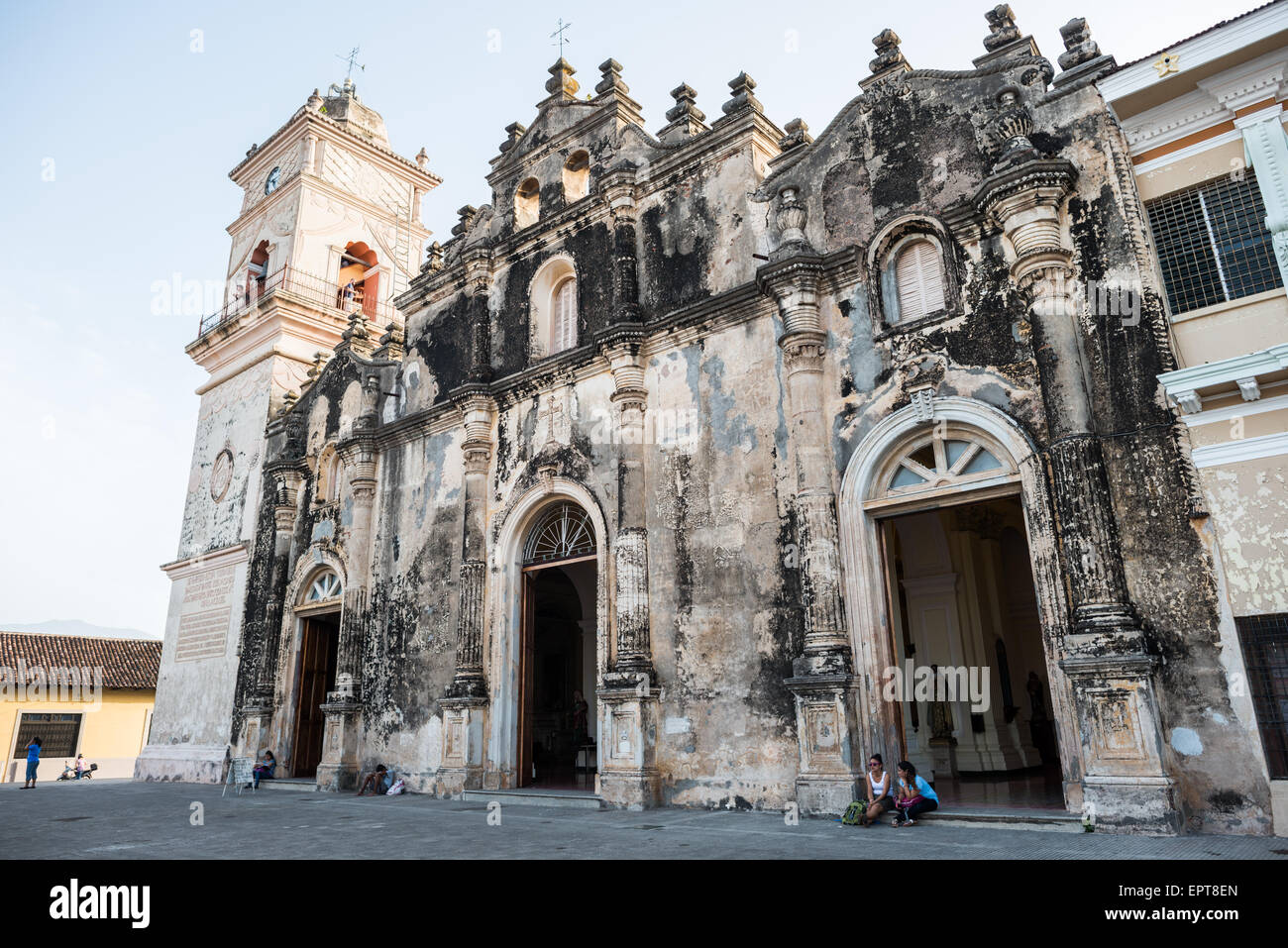 GRANADA, Nicaragua – Iglesia de la Merced gilt als eine der schönsten Kirchen Granadas. Sie wurde ursprünglich 1539 erbaut, aber in den folgenden Jahrhunderten wurde sie mehrmals zerstört oder beschädigt und wieder aufgebaut. Die heutige Barockfassade stammt aus dem Jahr 1783. Die letzte Renovierung der Kirche erfolgte, nachdem sie 1854 von William Walkers Männern beschädigt wurde, wobei die Restaurierung 1862 erfolgte. Stockfoto