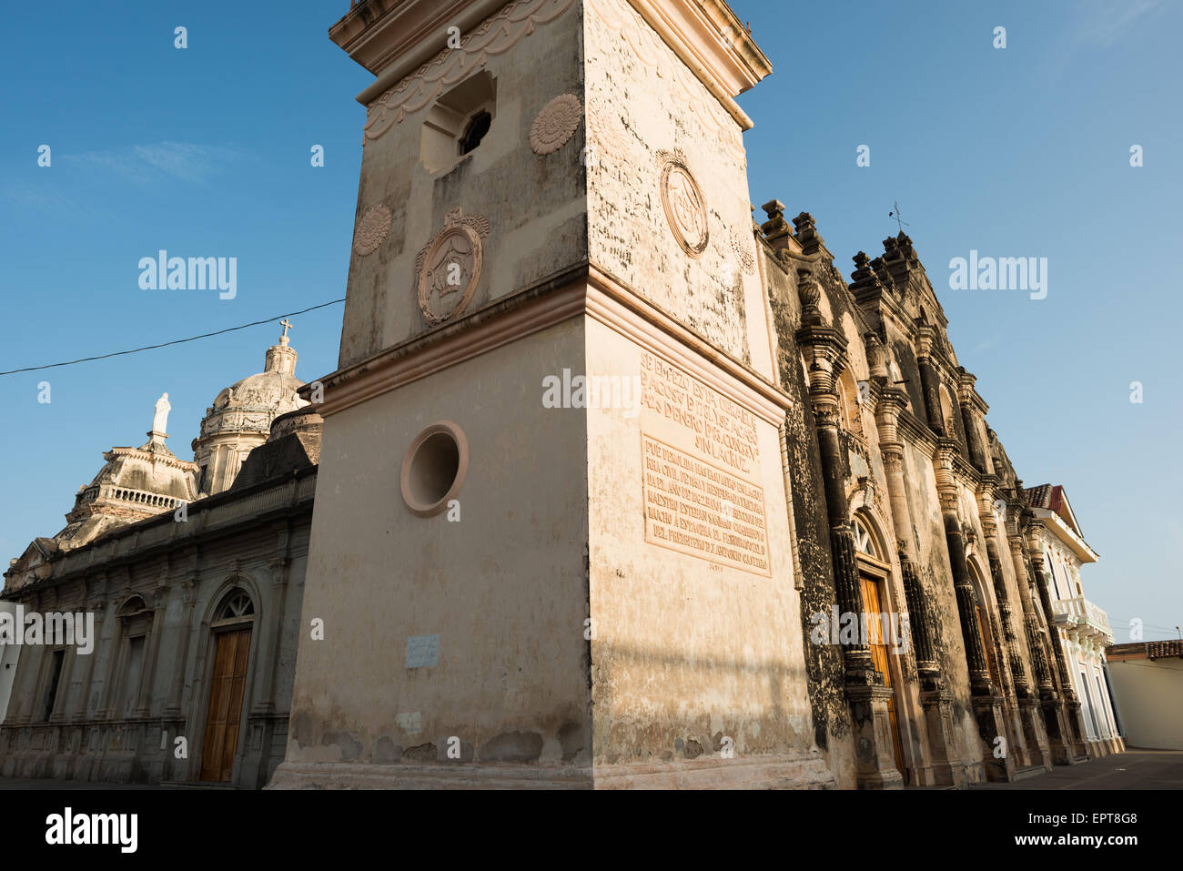 GRANADA, Nicaragua – Iglesia de la Merced gilt als eine der schönsten Kirchen Granadas. Sie wurde ursprünglich 1539 erbaut, aber in den folgenden Jahrhunderten wurde sie mehrmals zerstört oder beschädigt und wieder aufgebaut. Die heutige Barockfassade stammt aus dem Jahr 1783. Die letzte Renovierung der Kirche erfolgte, nachdem sie 1854 von William Walkers Männern beschädigt wurde, wobei die Restaurierung 1862 erfolgte. Stockfoto