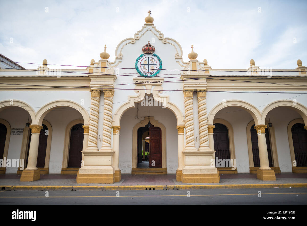 GRANADA, Nicaragua – das spanische Kolonialgebäude mit dem Rathaus von Granada, gegenüber dem Parque Central. Der Parque Central ist der Hauptplatz und das historische Herz von Granada, Nicaragua. Stockfoto