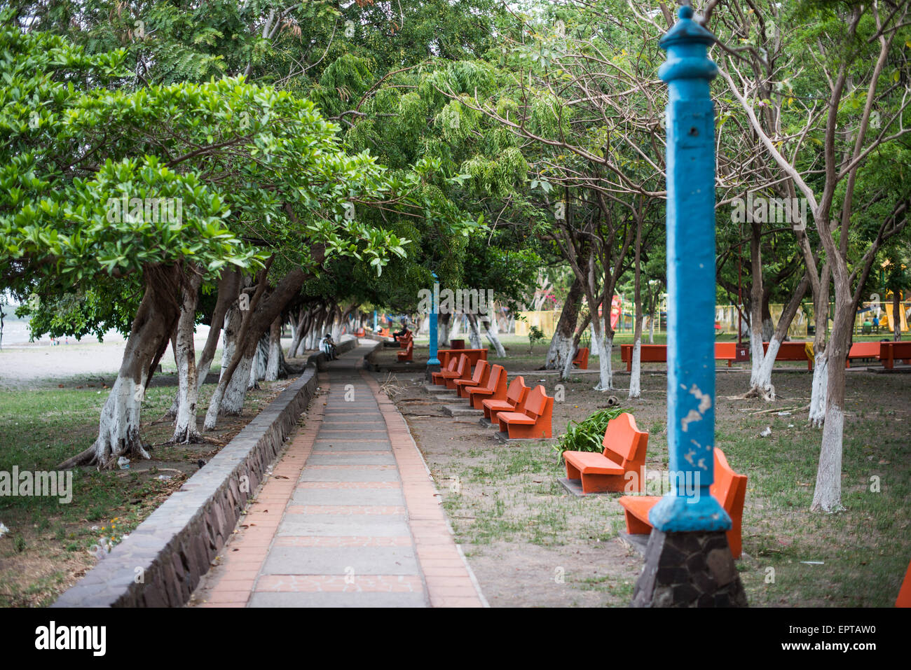 Das Seeufer entlang Lago Nicaragua neben Granada. Centro Turistico ist der 2KM langen Seeufer mit Parkanlagen, Gehwege, Picknickplätze und Restaurants. Aber es hat offenbar fehlte, Mittel für den Unterhalt seit Eröffnung. Stockfoto