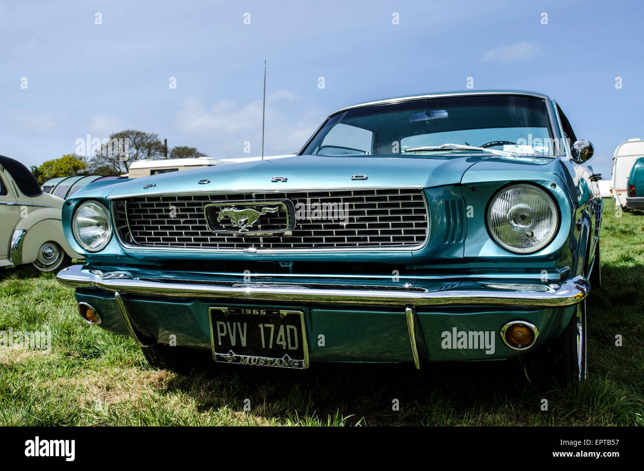 Ein Ford Mustang auf einer Oldtimer-Rallye Stockfoto