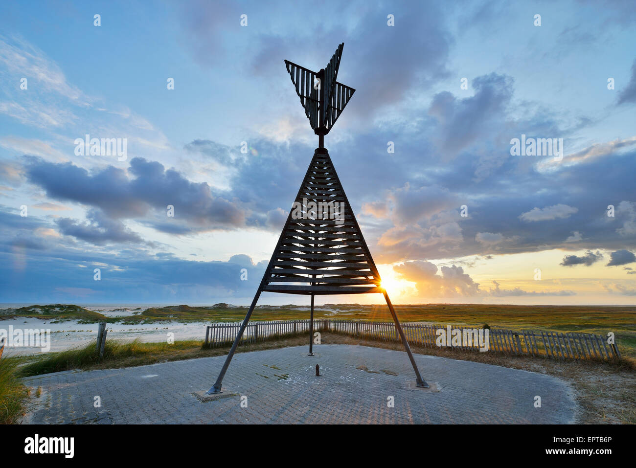 Moewenduene mit Seezeichen Skulptur bei Sonnenaufgang, Sommer, Norderney, East Frisia Insel, Nordsee, Niedersachsen, Deutschland Stockfoto