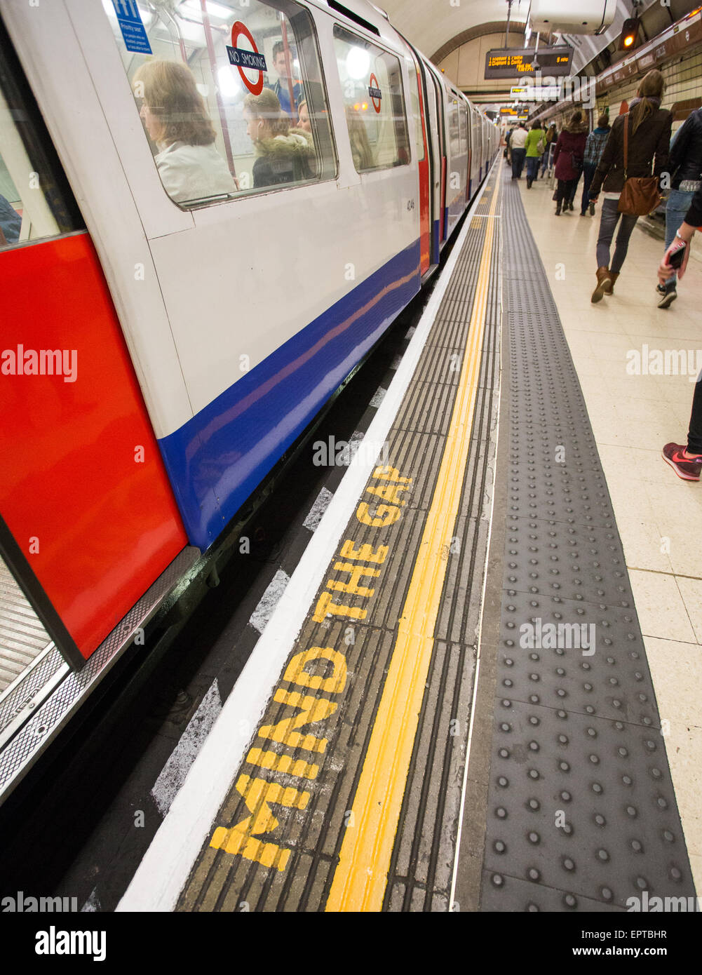 Mind The Gap Zeichen auf der London Underground an einer Station in Großbritannien Stockfoto