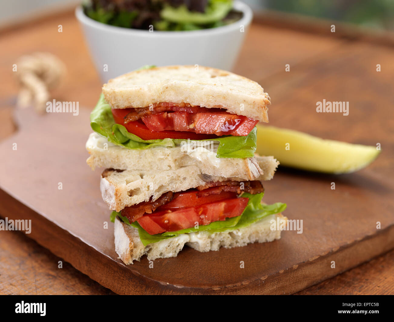 Speck Kopfsalat und Tomaten-Sandwich mit Gurke und Salat auf Steckbrett, Studioaufnahme Stockfoto